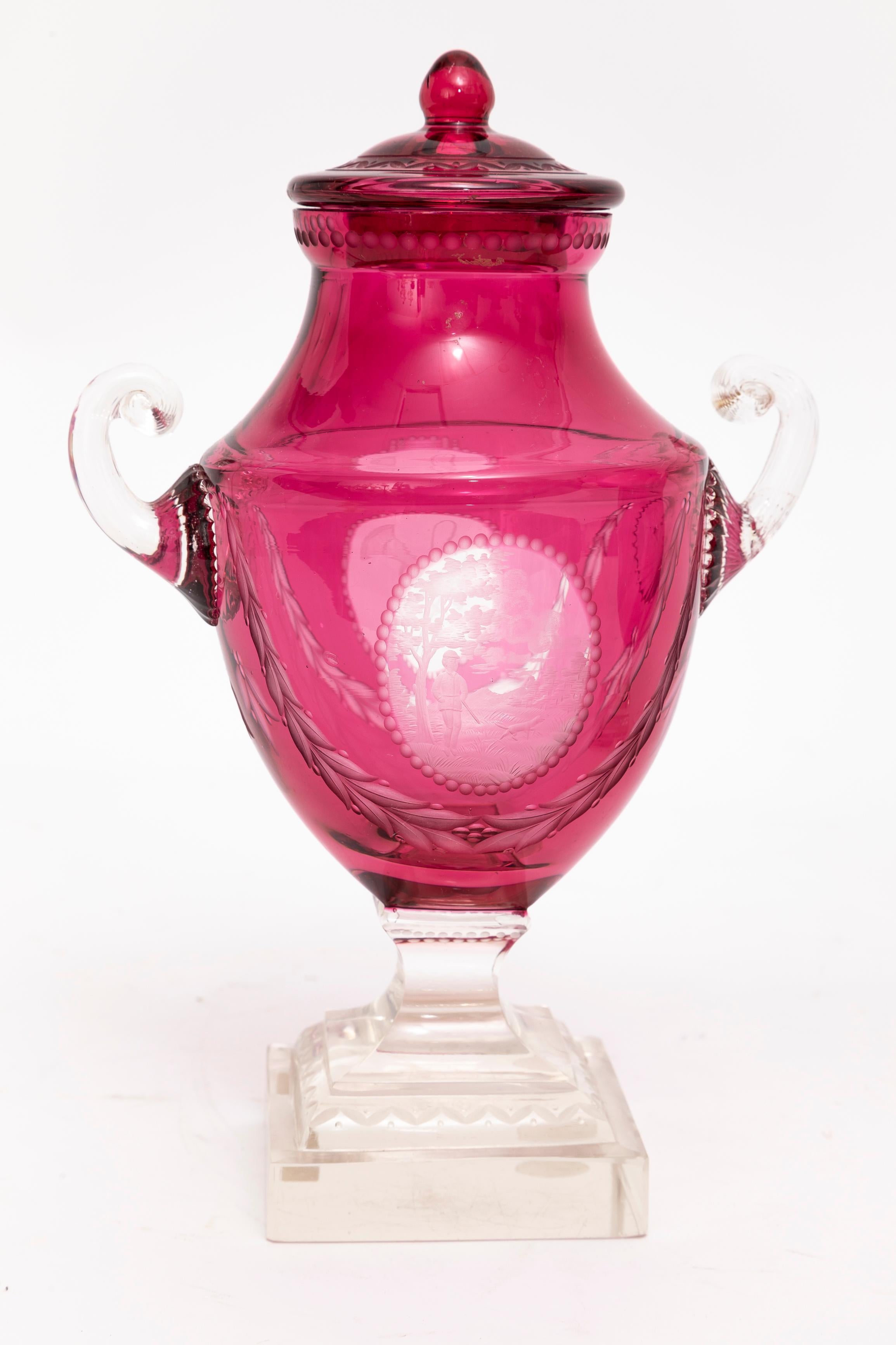 Pr. Baccarat-Vasen mit rotem Schliff und Deckel und Kamee mit Jagdtrophäen im Central Cameo-Schliff im Angebot 1