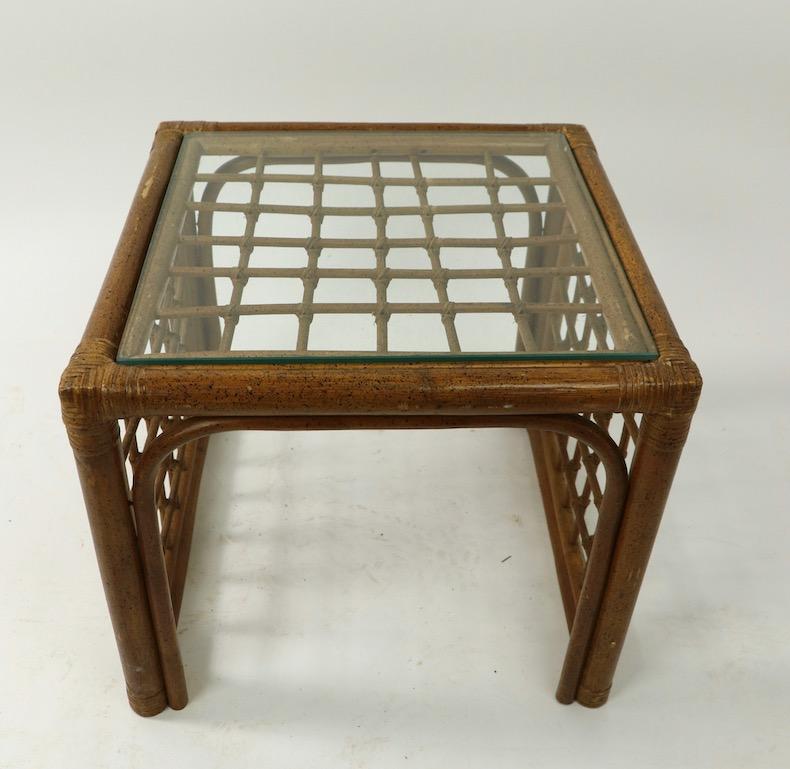 Mid-Century Modern Paire de tables en bambou et verre en vente