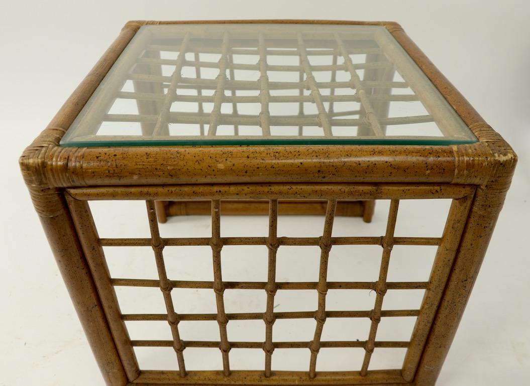 20ième siècle Paire de tables en bambou et verre en vente