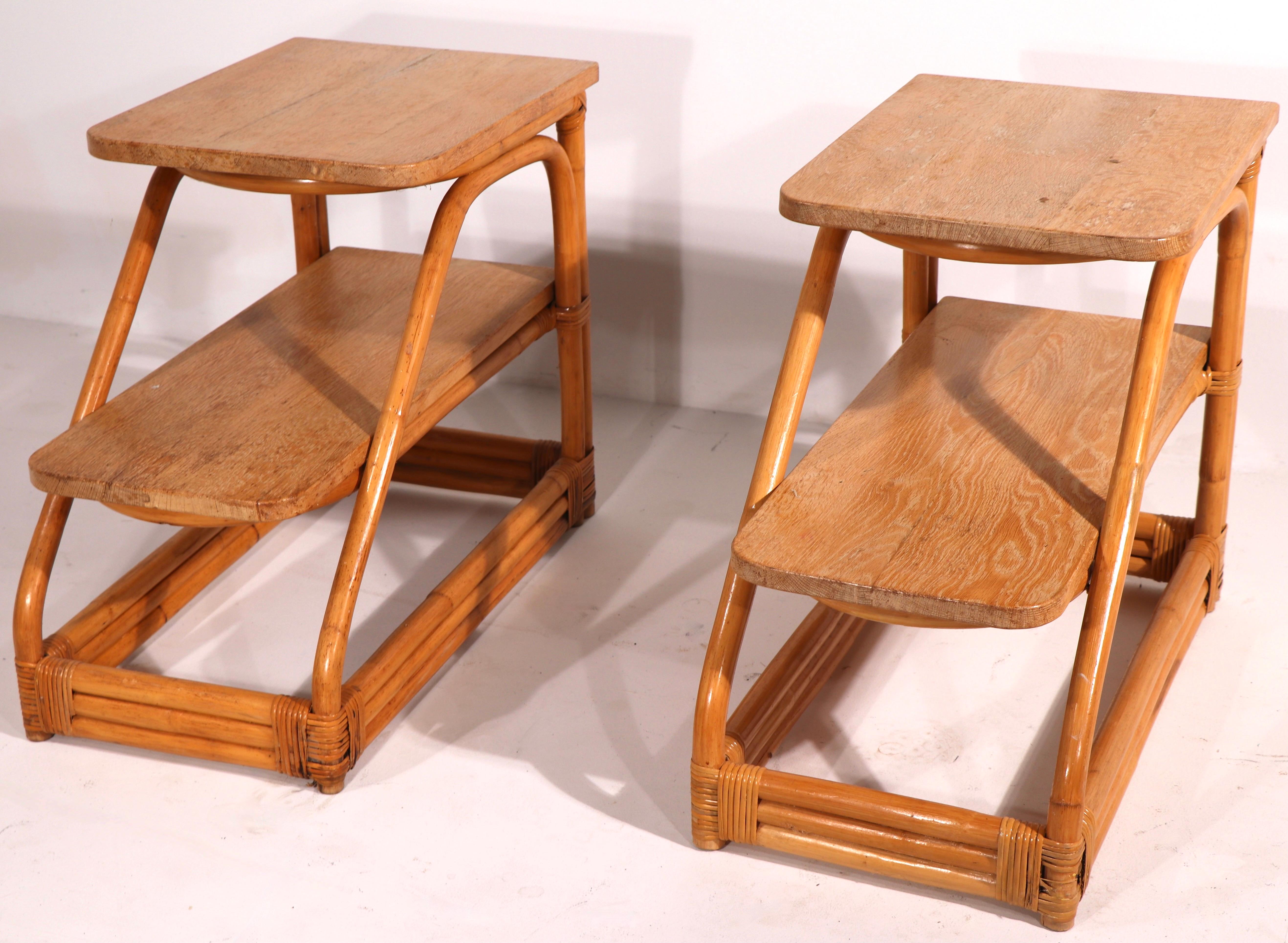 Mid-Century Modern Paire Tables d'extrémité à deux niveaux en bambou et chêne en vente