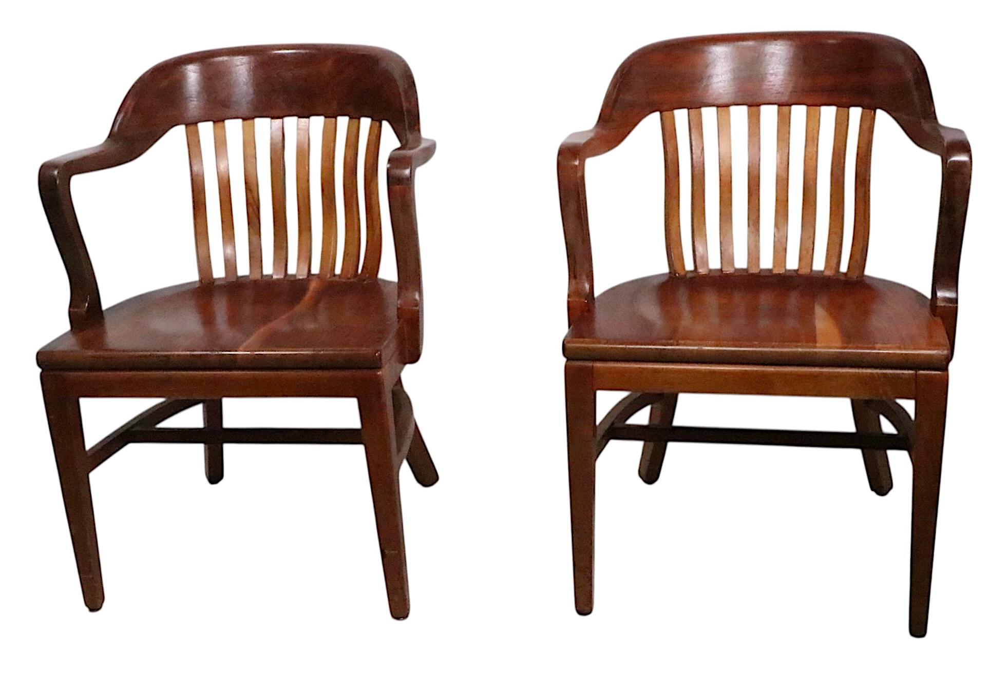 Coppia di poltrone della Banca d'Inghilterra, stile Jury, di H. H. Gunlocke  Società di sedie, circa 1920/40. Forma classica, con un'insolita finitura zebrata. Entrambe le sedie sono in ottime condizioni, pulite e pronte all'uso, essendo state