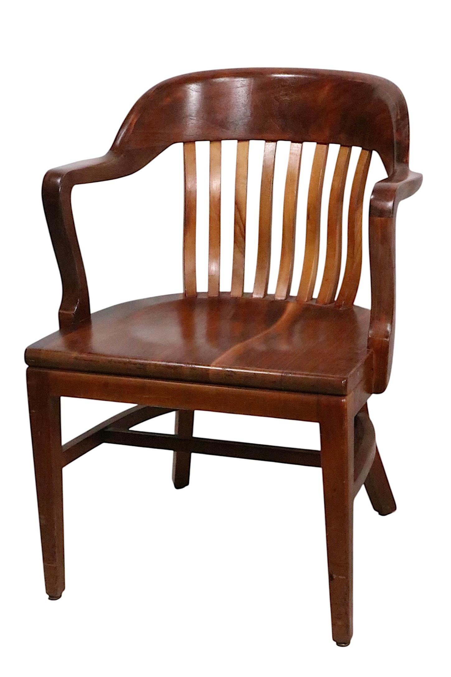 Pr. Sedie in stile Giuria della Banca d'Inghilterra di Gunlocke In condizioni buone in vendita a New York, NY