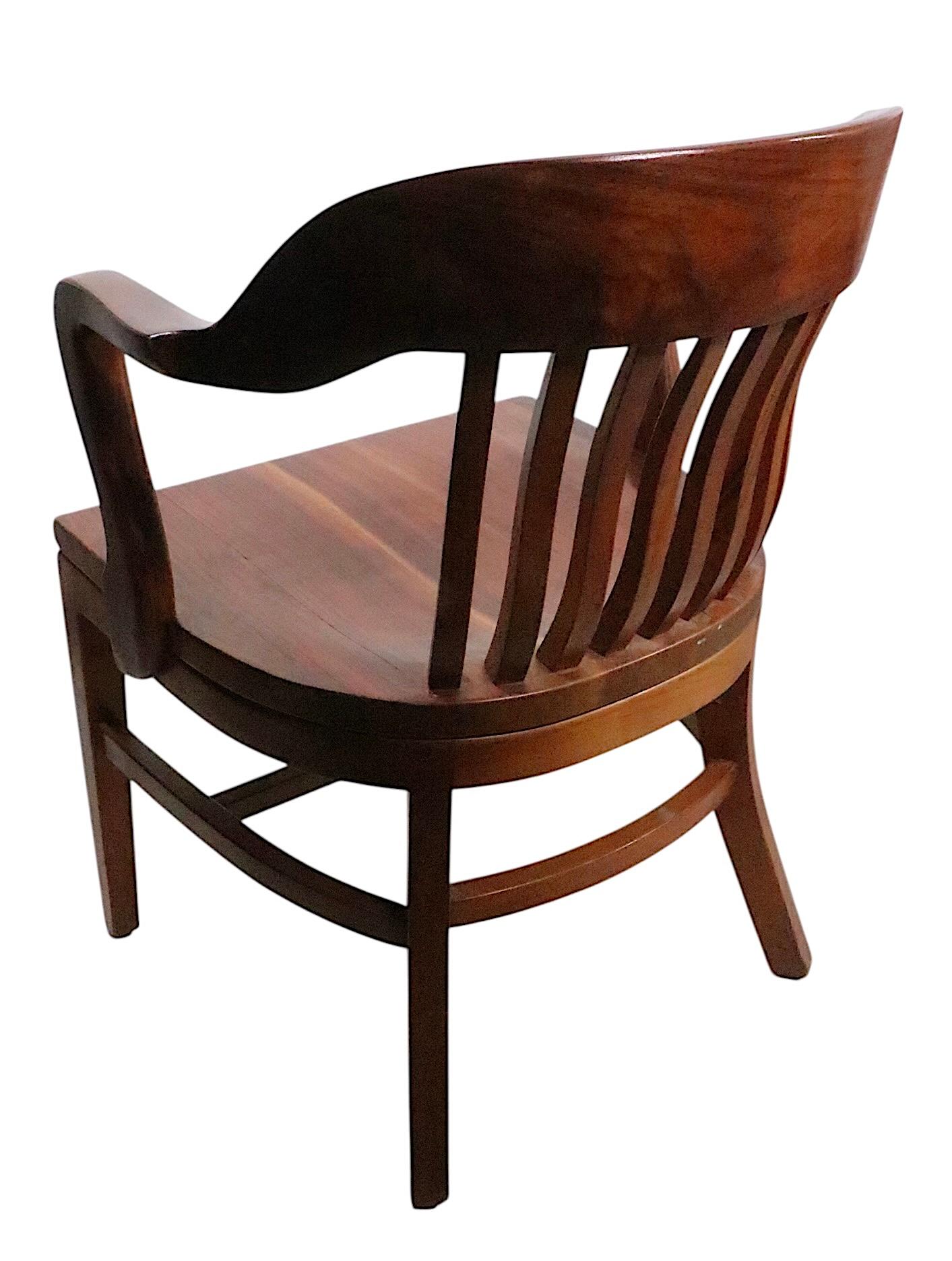 Legno Pr. Sedie in stile Giuria della Banca d'Inghilterra di Gunlocke in vendita