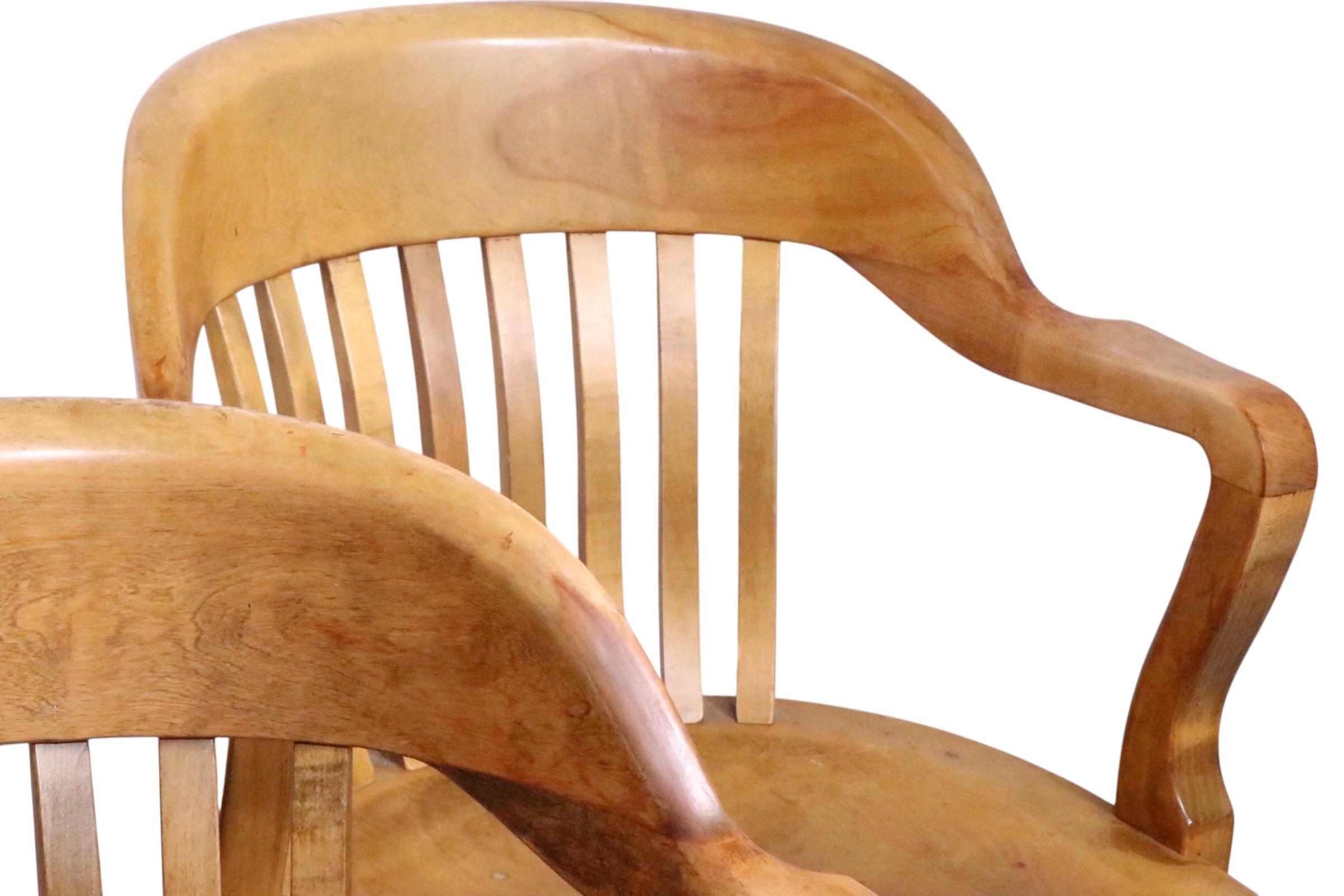 Exceptionnelle paire de chaises à jury de la Banque d'Angleterre, par le célèbre fabricant américain Sikes. Les chaises sont dotées d'un  accoudoir continu, dossier avec supports verticaux ergonomiques pour le dos. Tous deux sont en très bon état,