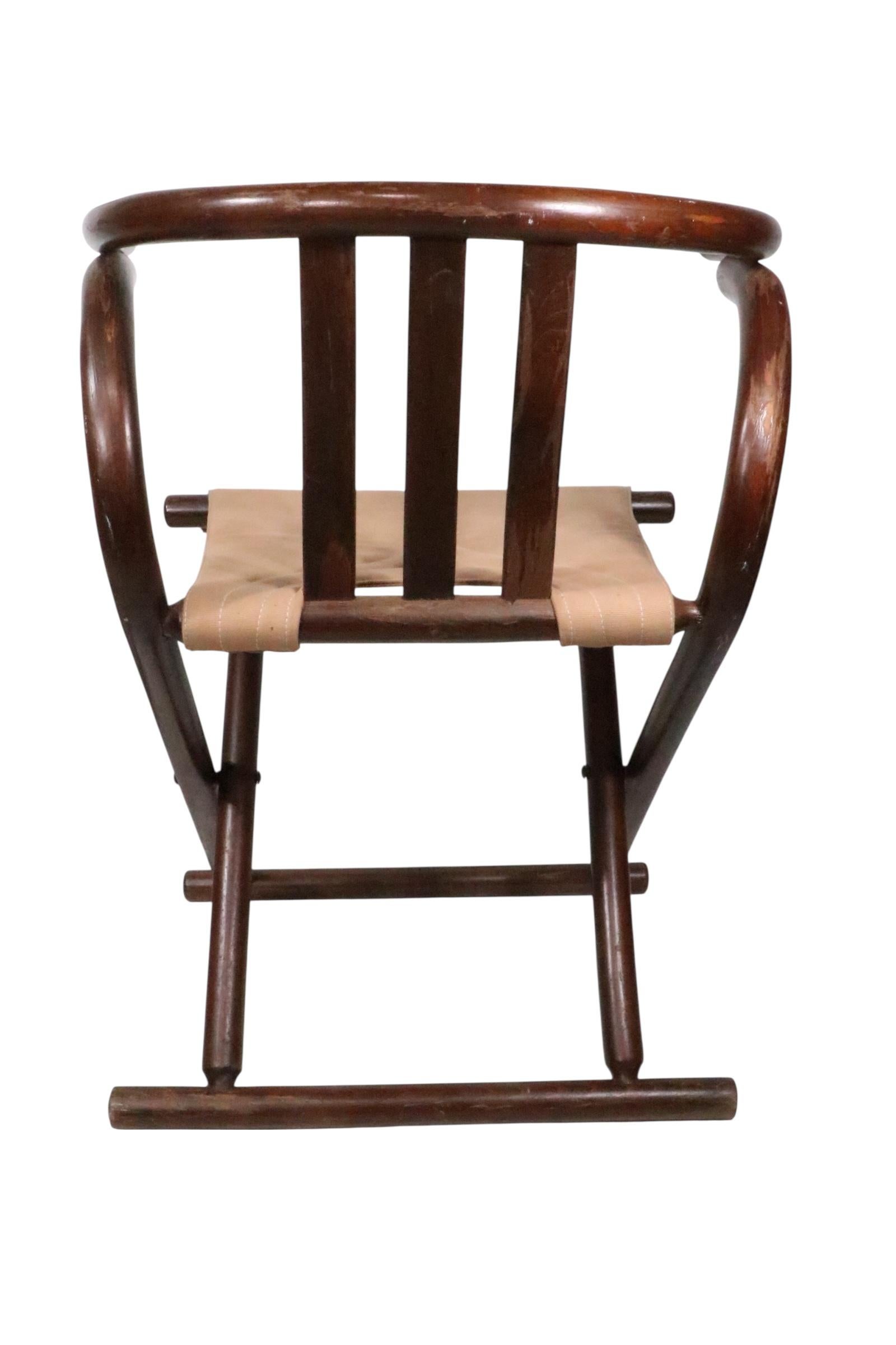 Pr. Chaises en bois courbé et toile d'après Thonet c. 1970 en vente 3