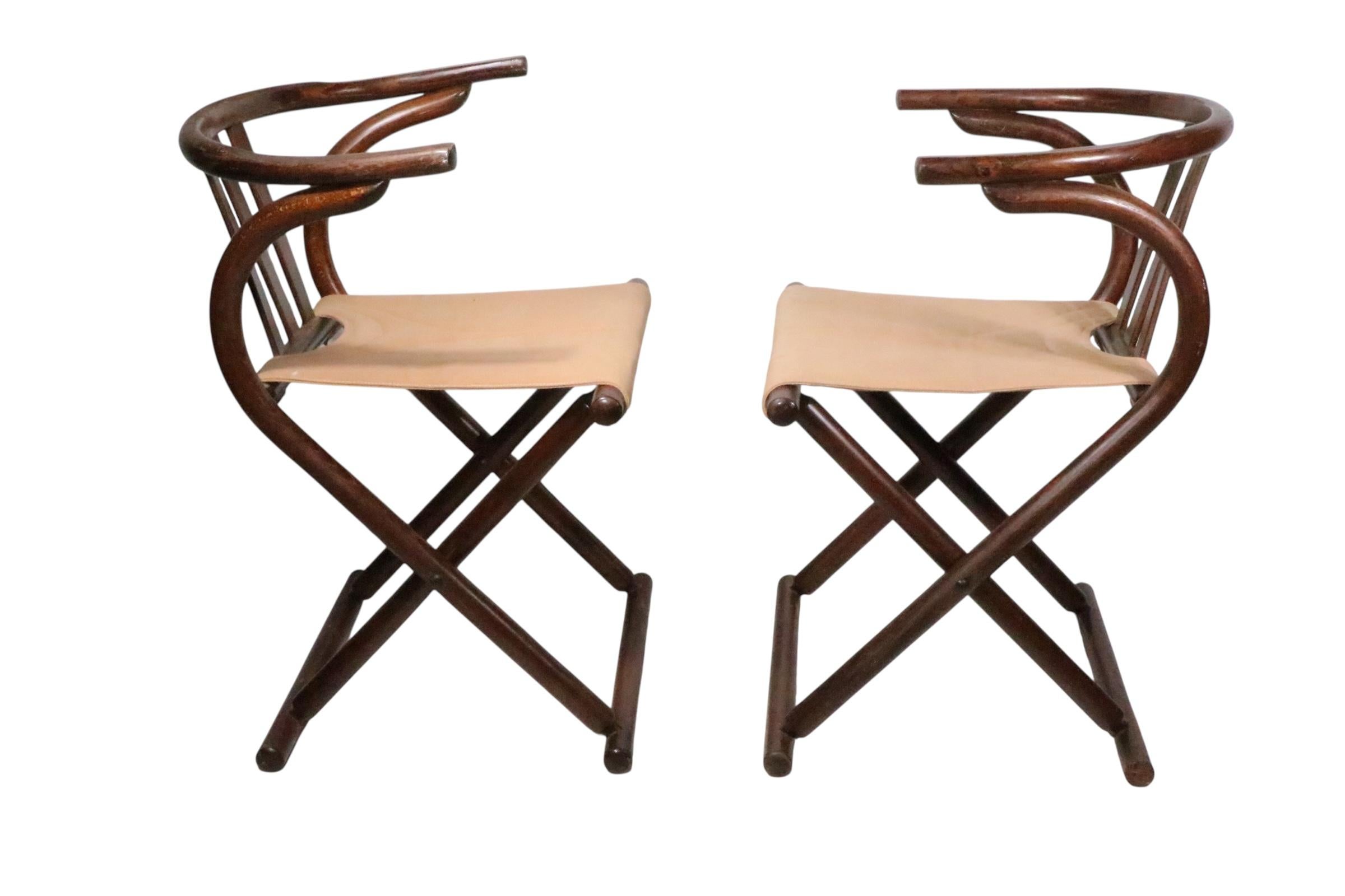 Chic paire de chaises d'appoint pliantes en bois courbé et en toile, dont le design rappelle celui de Thonet, probablement fabriquées en Italie, vers les années 1970. Les chaises sont en très bon état, d'origine, propres et prêtes à l'emploi, ne