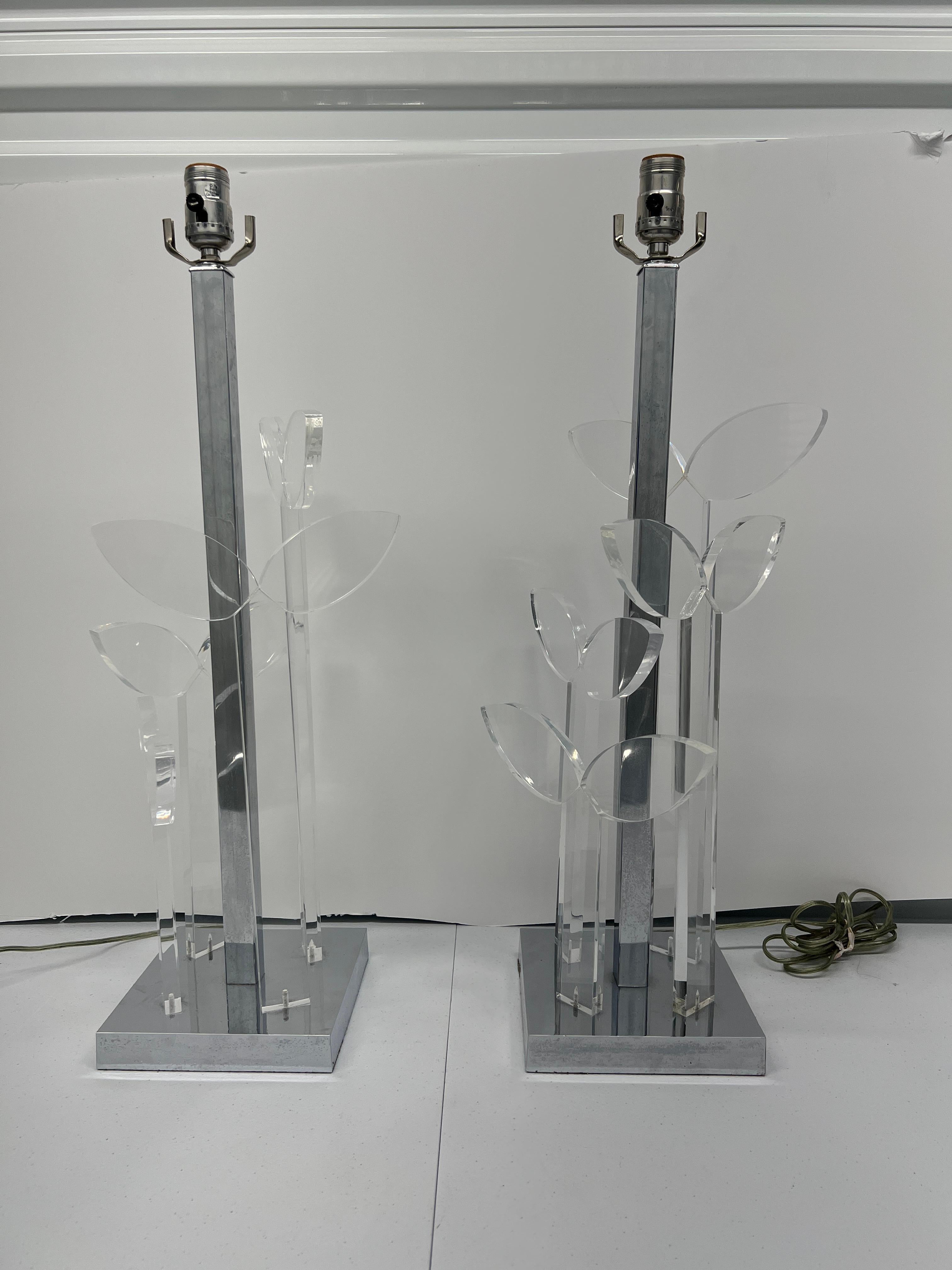 Ilumina tu espacio con la llamativa elegancia de este par de lámparas de sobremesa Beth Weissman Modernas de Mediados de Siglo, fabricadas hacia 1974. Estas lámparas encarnan los elementos de diseño por excelencia de la época, con un cautivador