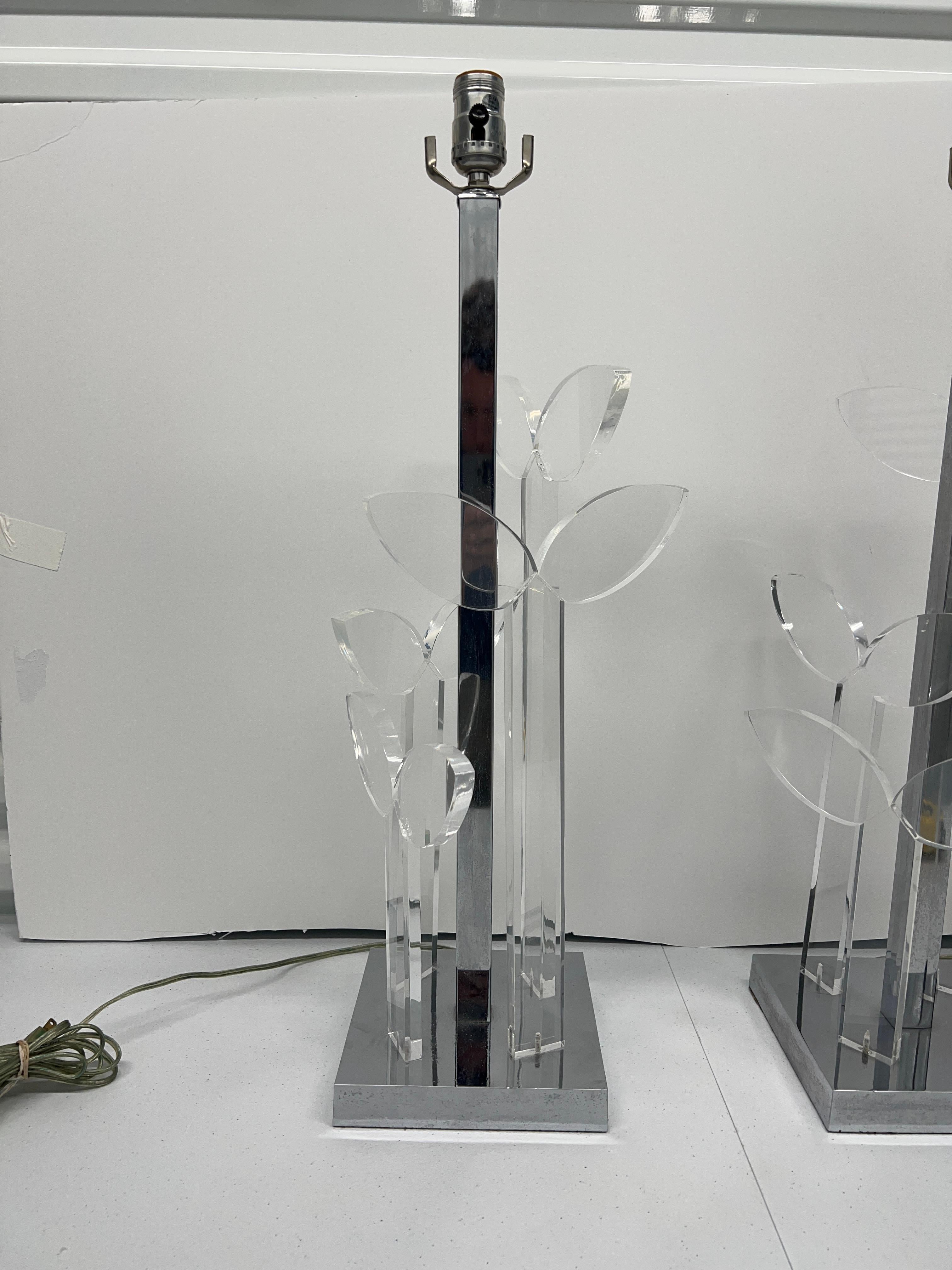 Pr. Beth Weissman MCM Lámparas de sobremesa de cromo y lucite con motivos florales de mariposas C. 1974 Moderno de mediados de siglo en venta