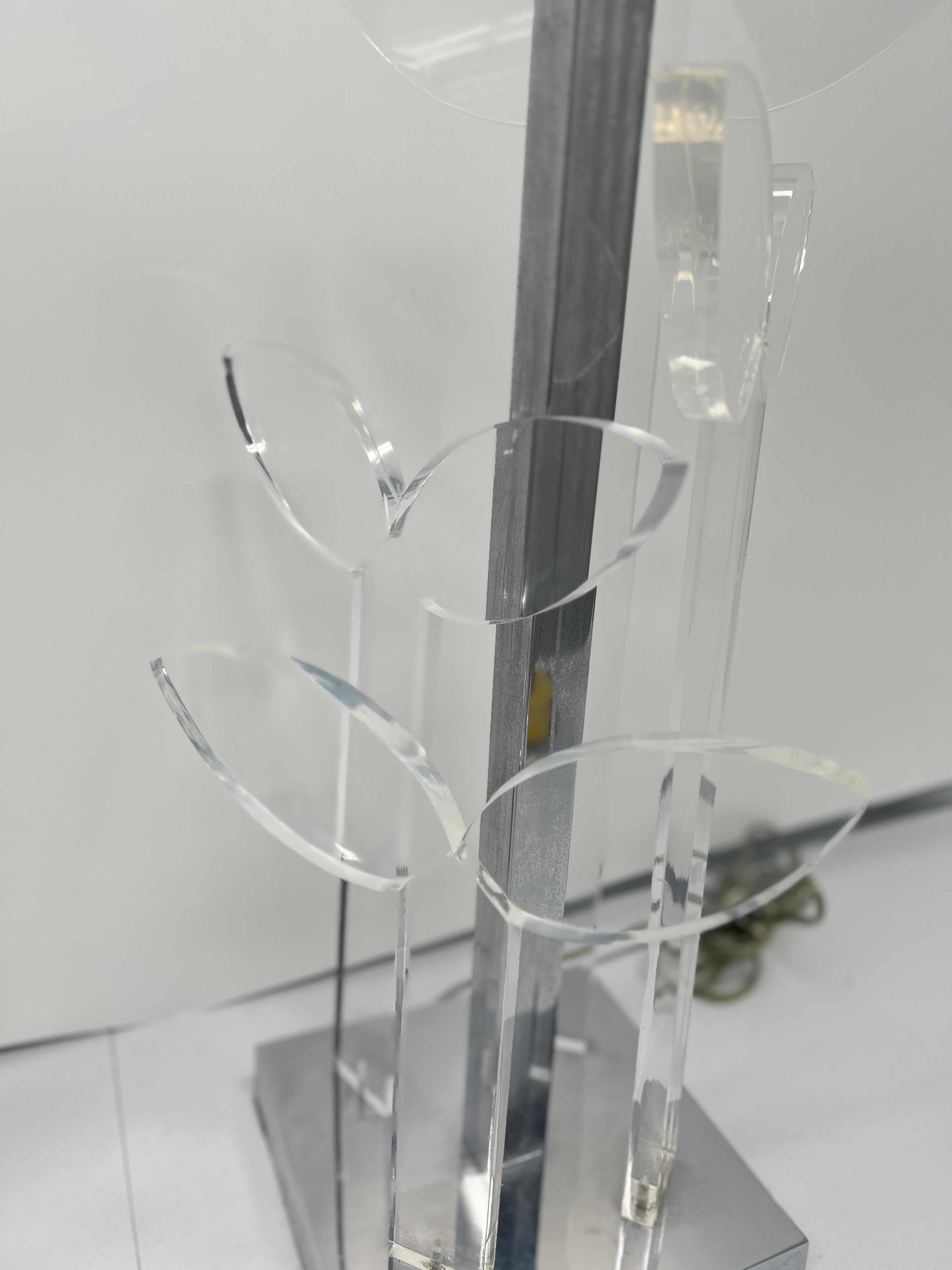 Pr. Beth Weissman MCM Lámparas de sobremesa de cromo y lucite con motivos florales de mariposas C. 1974 en venta 1
