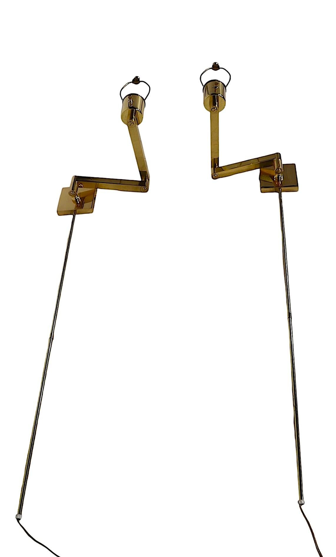 Pr. Apliques de latón con brazo flexible de Hansen Made in Spain Metalarte c. 1970's Regencia de Hollywood en venta