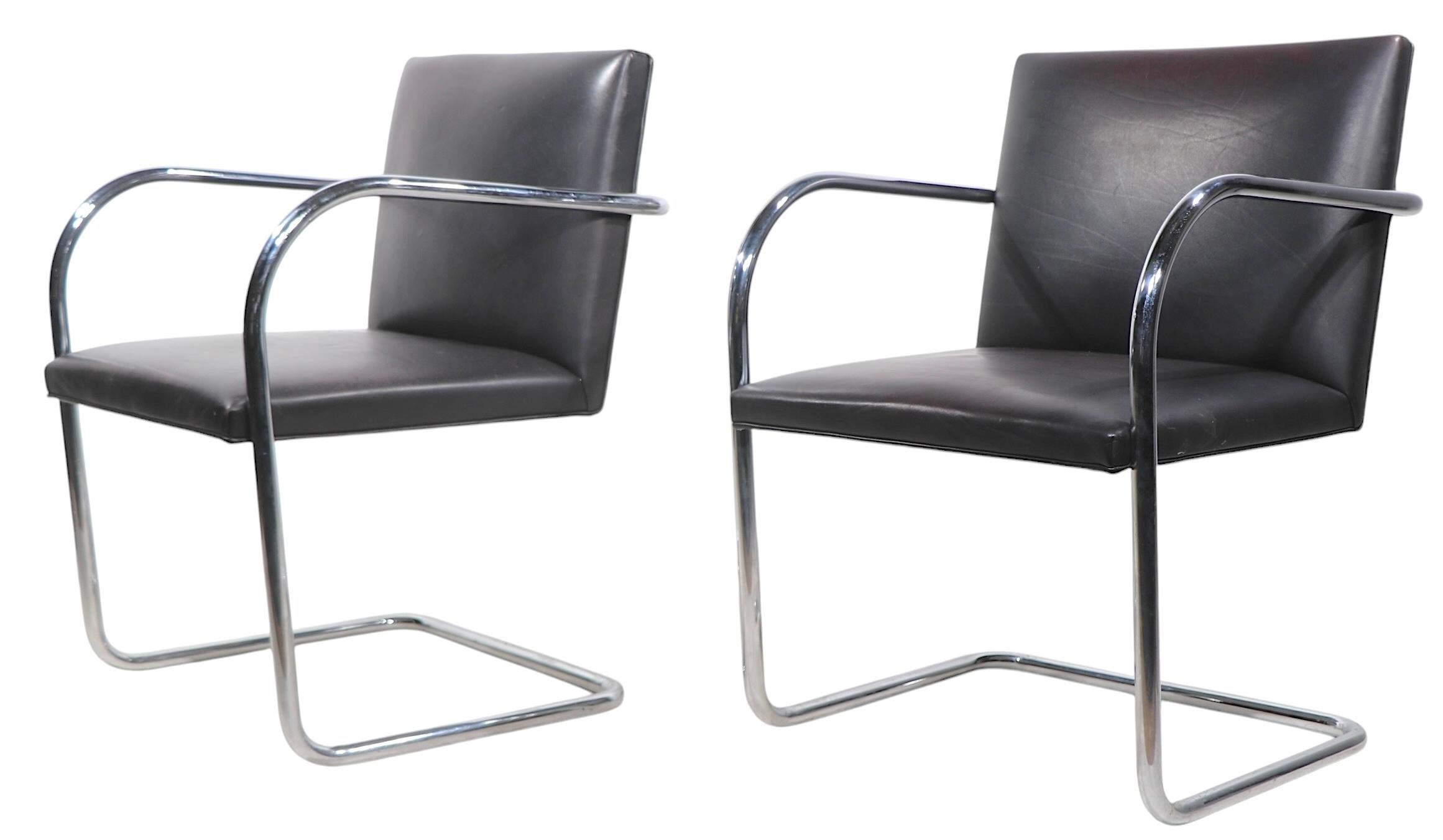 Chaises modernistes iconiques d'Icone conçues par Ludwig Mies van der Rohde, fabriquées  par Knoll, circa.
Des exemples de grande qualité de ces chefs-d'œuvre classiques du Bauhaus. Les chaises sont en bon état d'origine et ne présentent que de