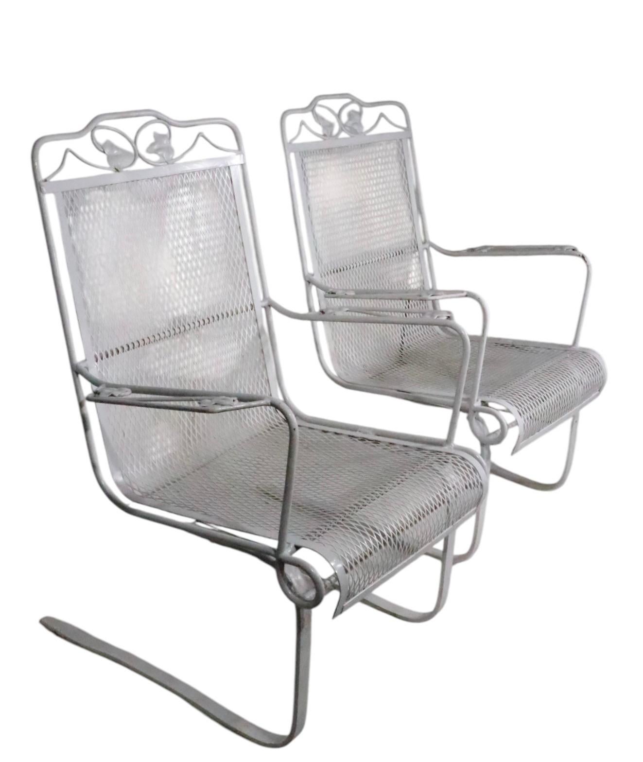 Pr. Cantilevered Spring Garden Patio Poolside Lounge Chairs att. to Woodard In Good Condition For Sale In New York, NY