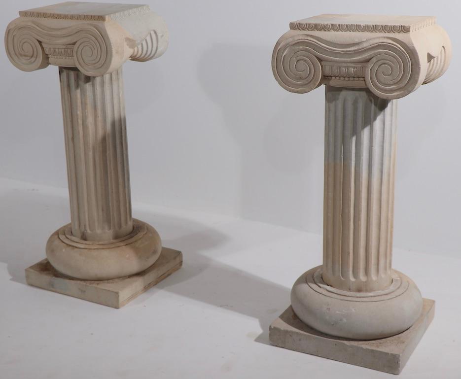 Paire de piédestaux en colonne en pierre calcaire sculptée avec chapiteaux ioniques en vente 3