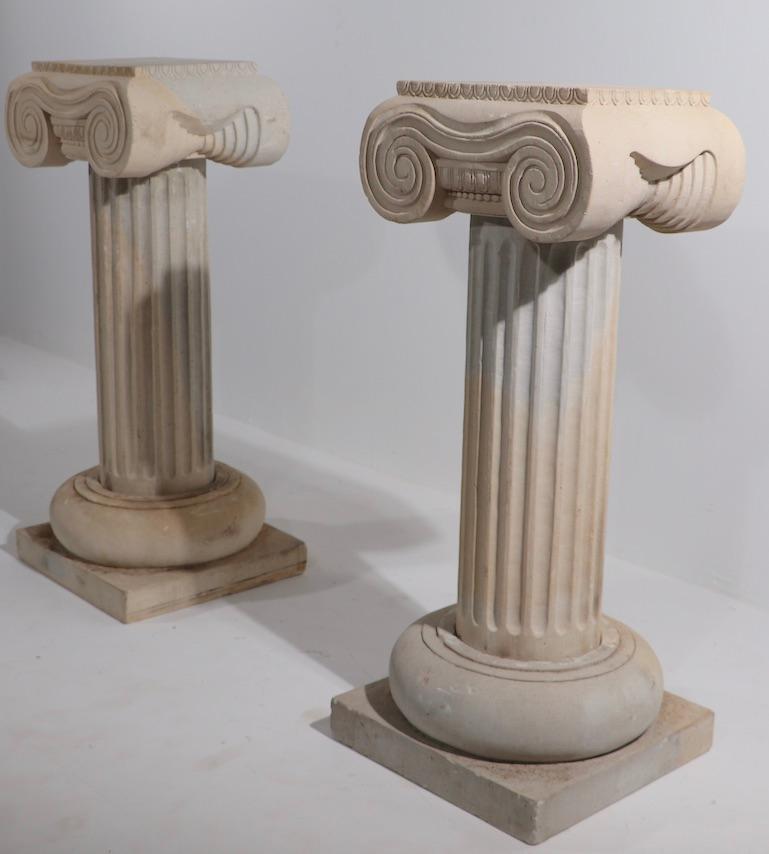 Paire de piédestaux en colonne en pierre calcaire sculptée avec chapiteaux ioniques en vente 4