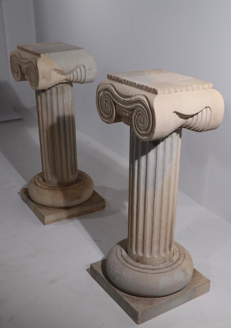 Paire de piédestaux en colonne en pierre calcaire sculptée avec chapiteaux ioniques en vente 5