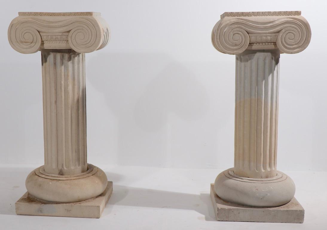 Néo-grec Paire de piédestaux en colonne en pierre calcaire sculptée avec chapiteaux ioniques en vente