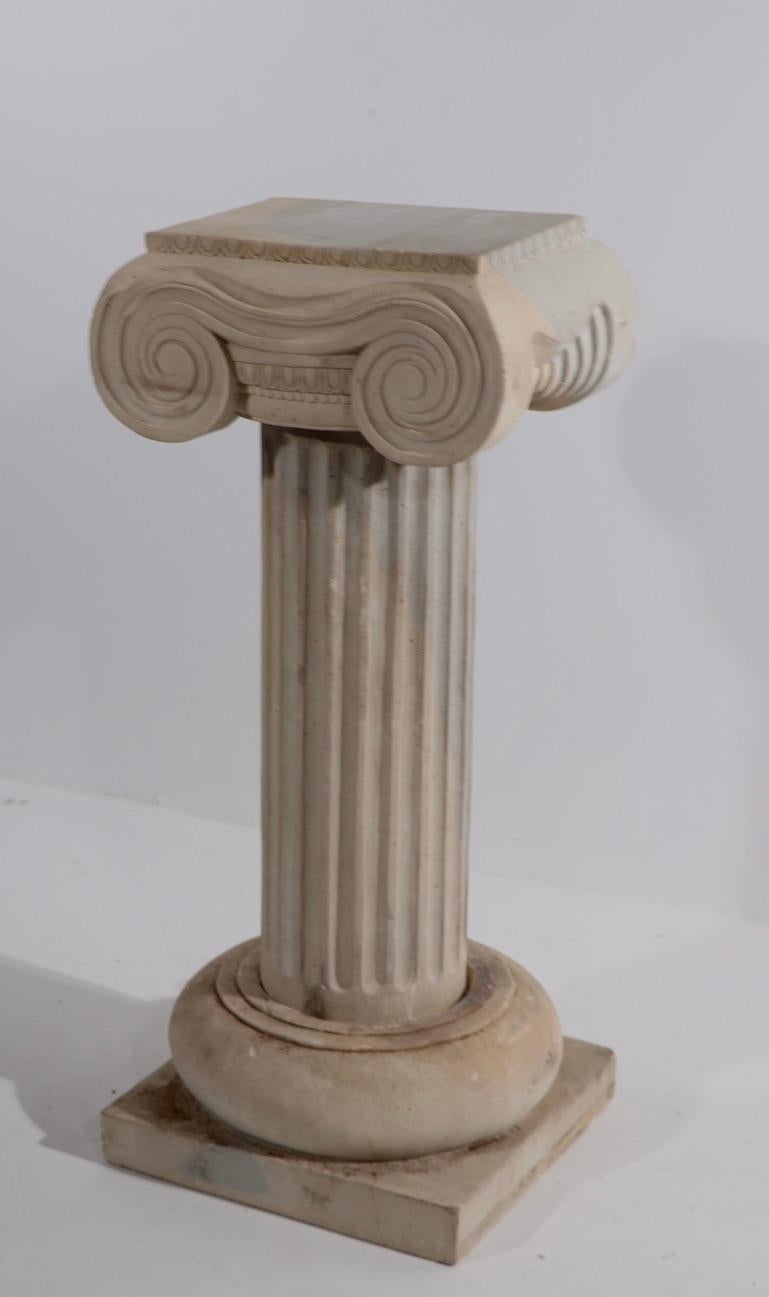 italien Paire de piédestaux en colonne en pierre calcaire sculptée avec chapiteaux ioniques en vente