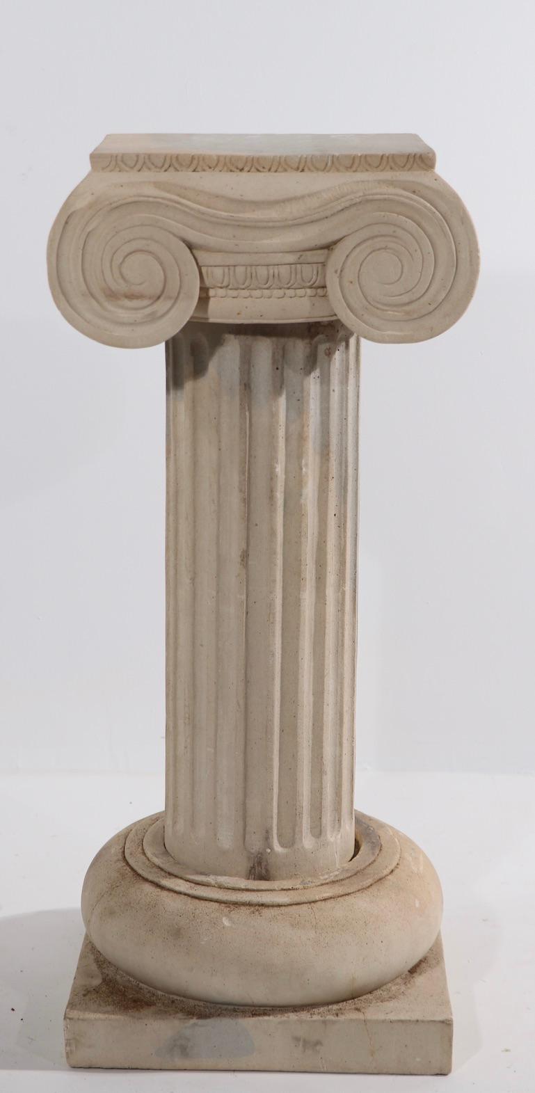 Sculpté à la main Paire de piédestaux en colonne en pierre calcaire sculptée avec chapiteaux ioniques en vente