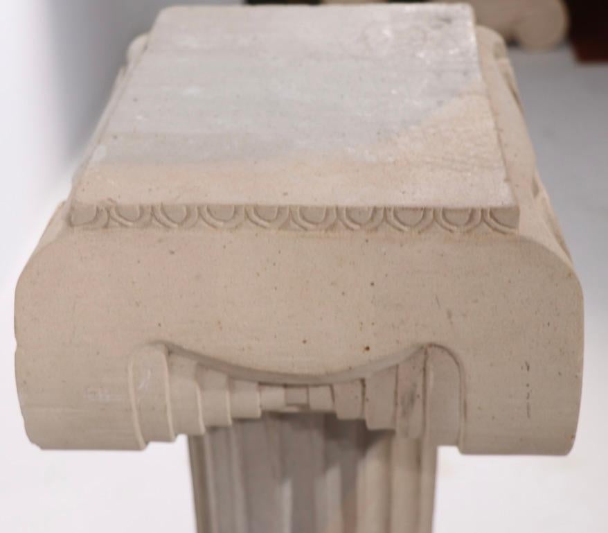 Calcaire Paire de piédestaux en colonne en pierre calcaire sculptée avec chapiteaux ioniques en vente