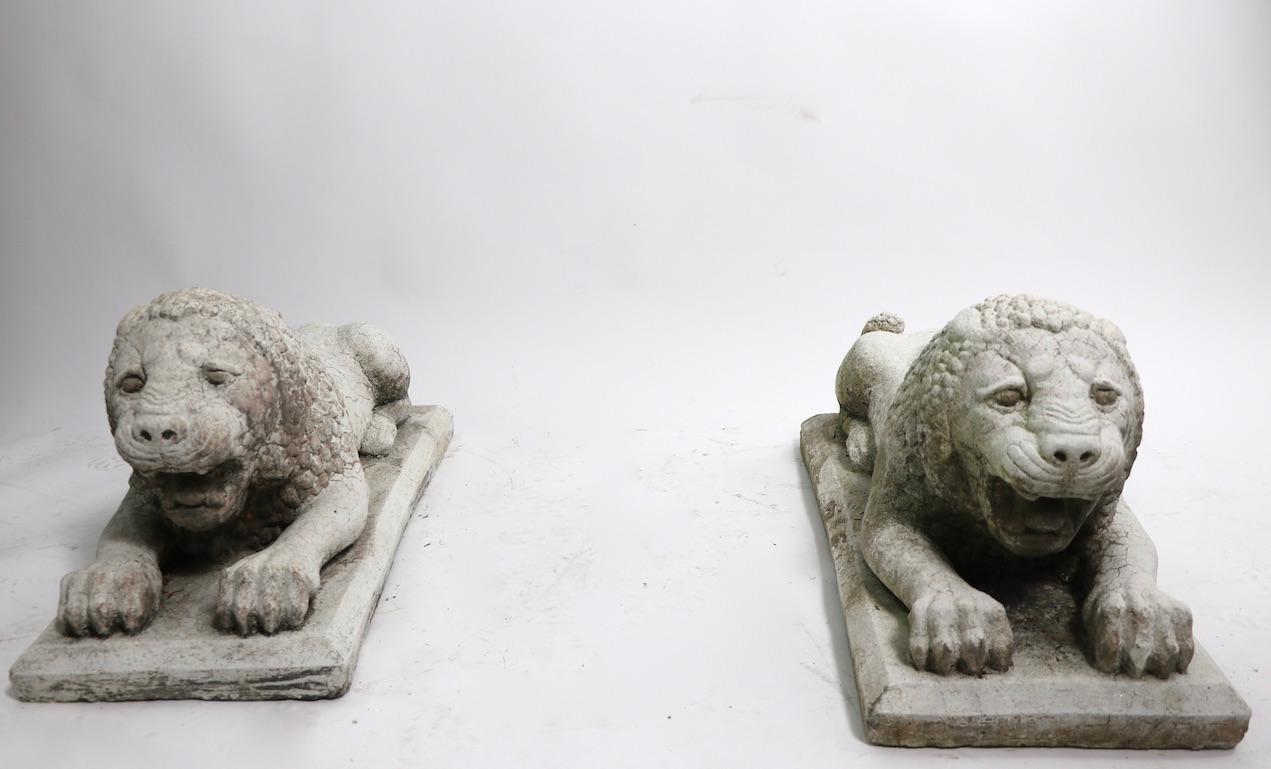 Paire de lions de jardin coulés en plâtre coulé en guise d'entrée pliante en vente 3