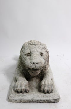 Coppia di leoni da giardino reclinati in gesso