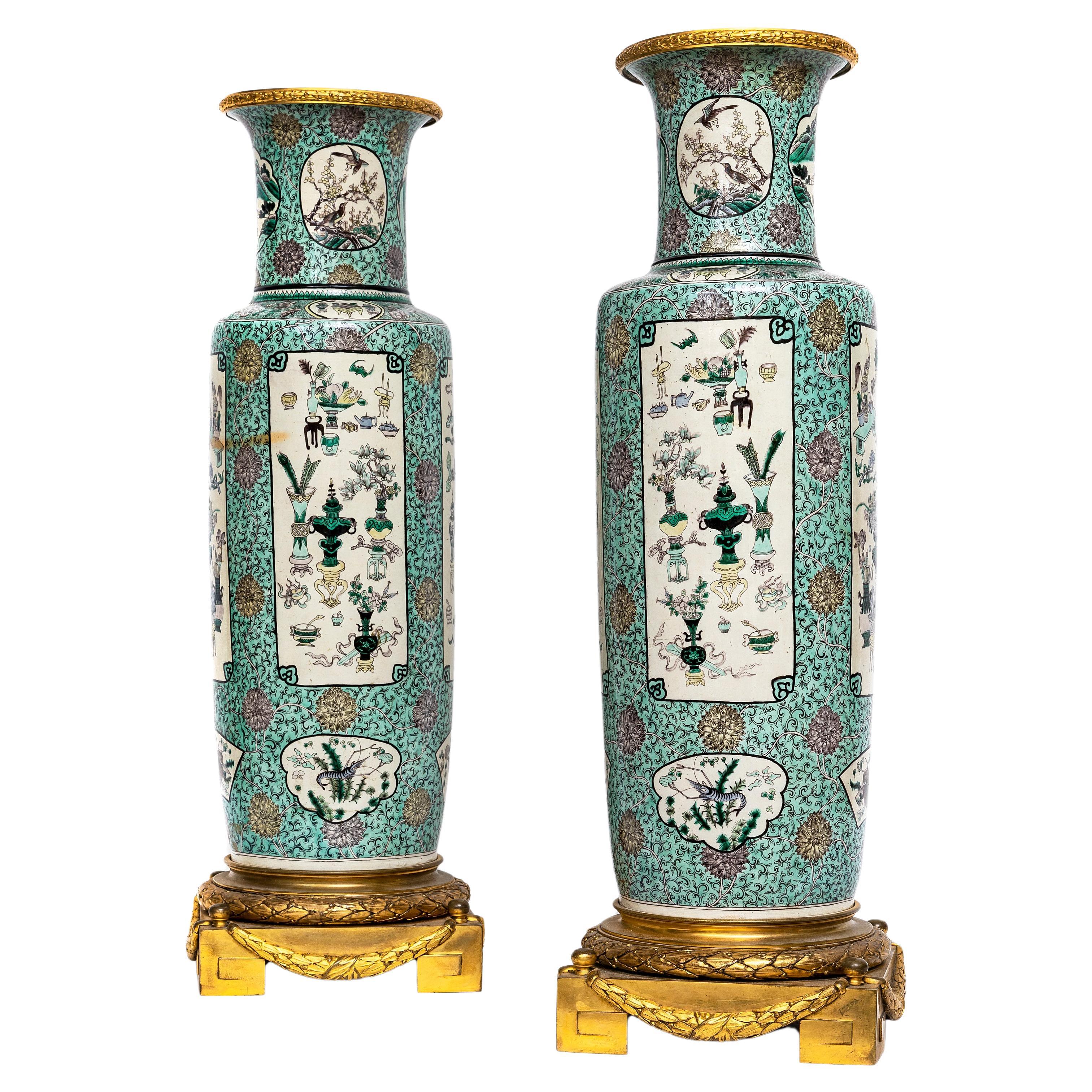 Pr. Vases solides chinois Kangxi Famille Vert en porcelaine française montés en bronze doré