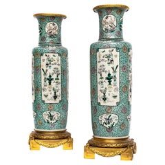 Pr. Vases solides chinois Kangxi Famille Vert en porcelaine française montés en bronze doré