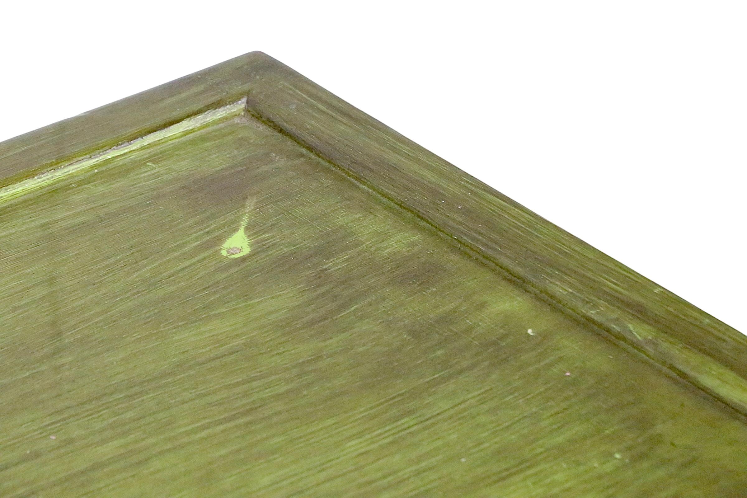 Coppia chic di tavolini o tavolinetti con gambe scolpite stilizzate, un  gonna decorativa formata e piani rettangolari. I tavoli sono attualmente in una verniciatura successiva, ma non nuova, di colore verde anticato. La vernice presenta lievi segni