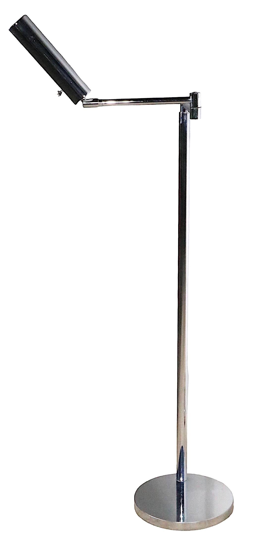 Schickes Paar glänzend verchromter Apothekerlampen des bekannten Herstellers Koch & Lowy, gekennzeichnet mit OMI. Die Lampen sind in der Höhe verstellbar  ( 40,5 - 50 Zoll  ) - der Schirm der Haube lässt sich neigen und die Arme schwenken, um die