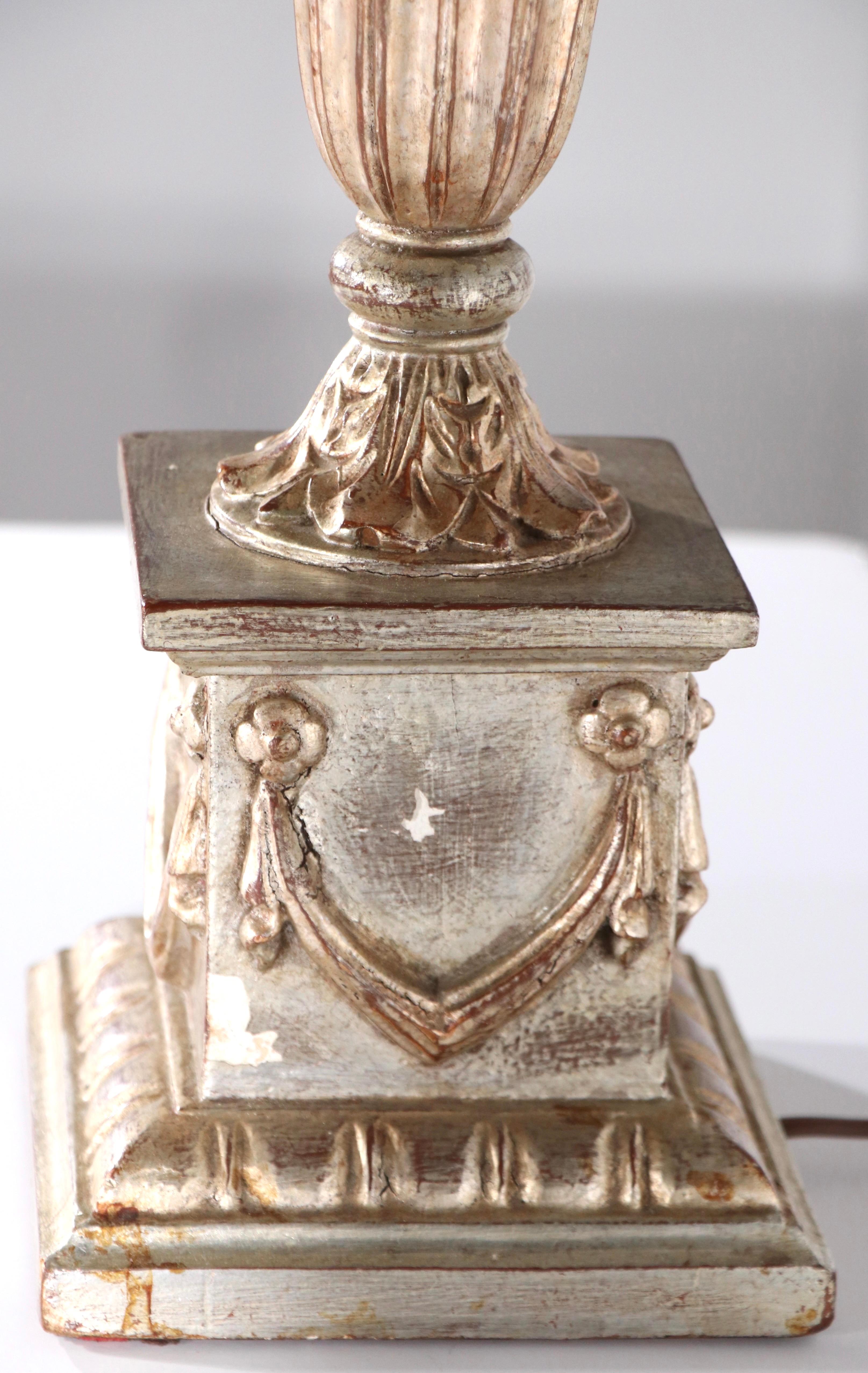 Paire Lampes de table de style classique en argent doré attribuées à Palladio Bon état - En vente à New York, NY