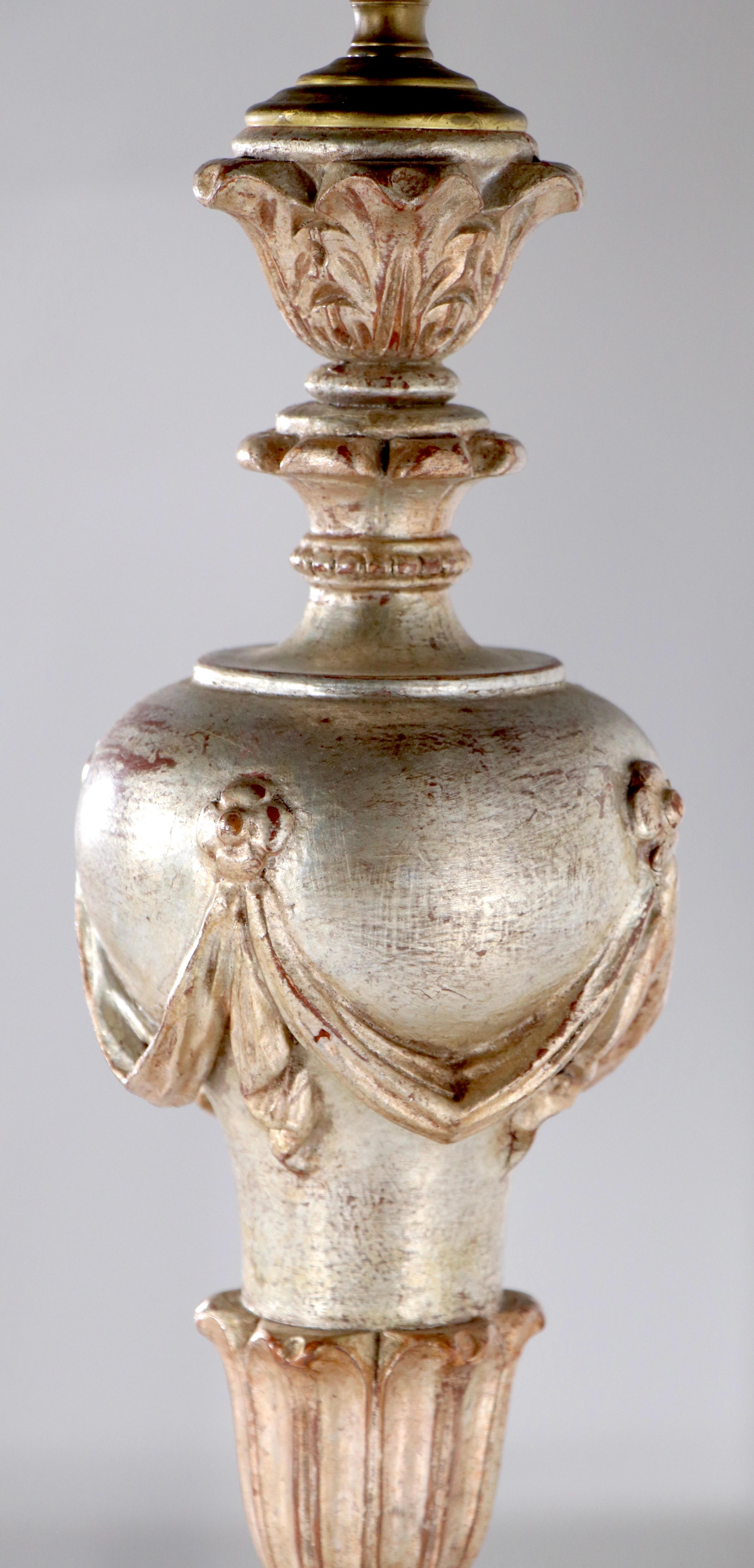 20ième siècle Paire Lampes de table de style classique en argent doré attribuées à Palladio en vente