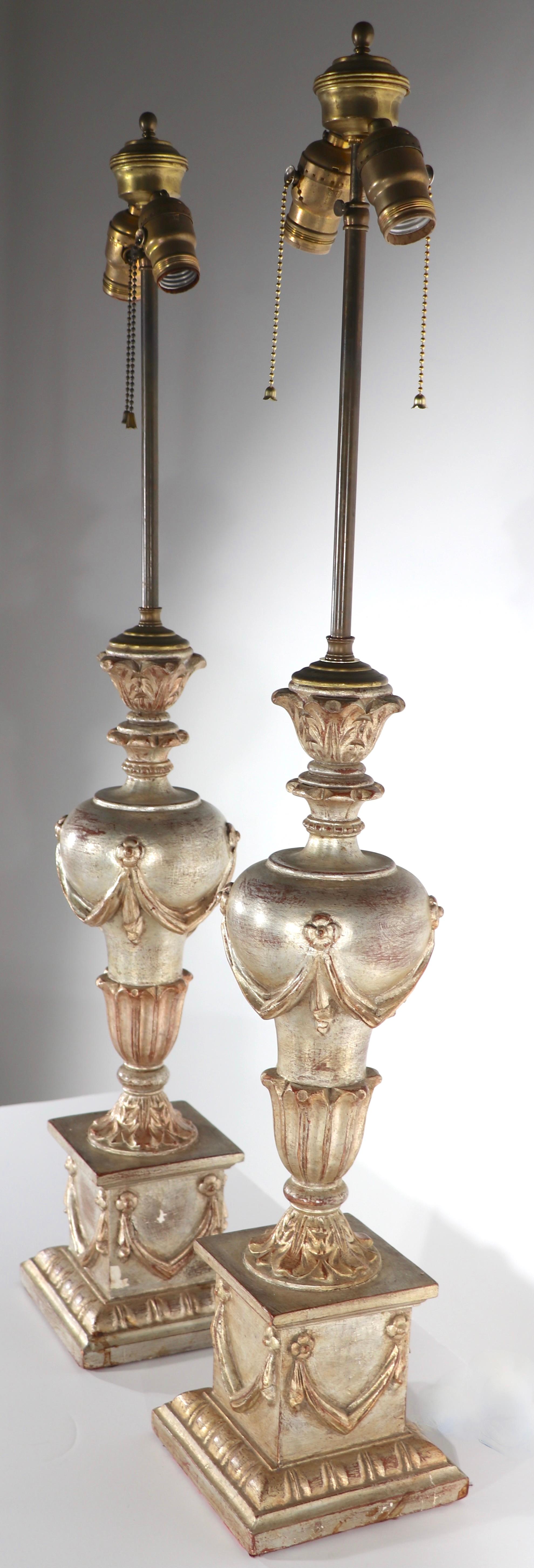 Gesso Paire Lampes de table de style classique en argent doré attribuées à Palladio en vente