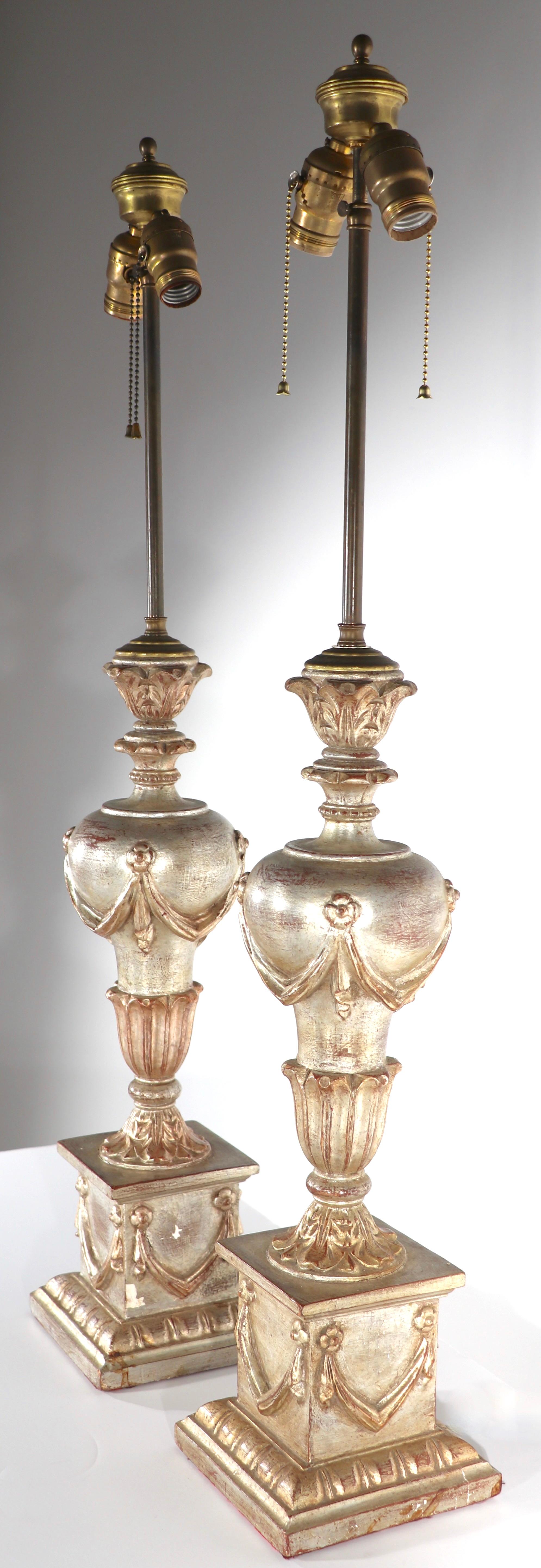 Paire Lampes de table de style classique en argent doré attribuées à Palladio en vente 1