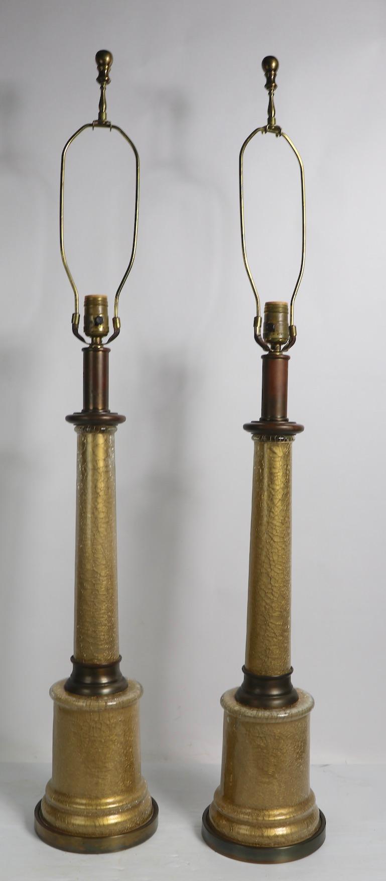 Schickes Paar Säulenlampen aus Glas mit goldenem Craquelé-Finish und Messingbeschlägen, hergestellt von Paul Hanson. Beide Geräte sind in einwandfreiem, funktionstüchtigem und sauberem Originalzustand. Klassische Säulenform in modernem,
