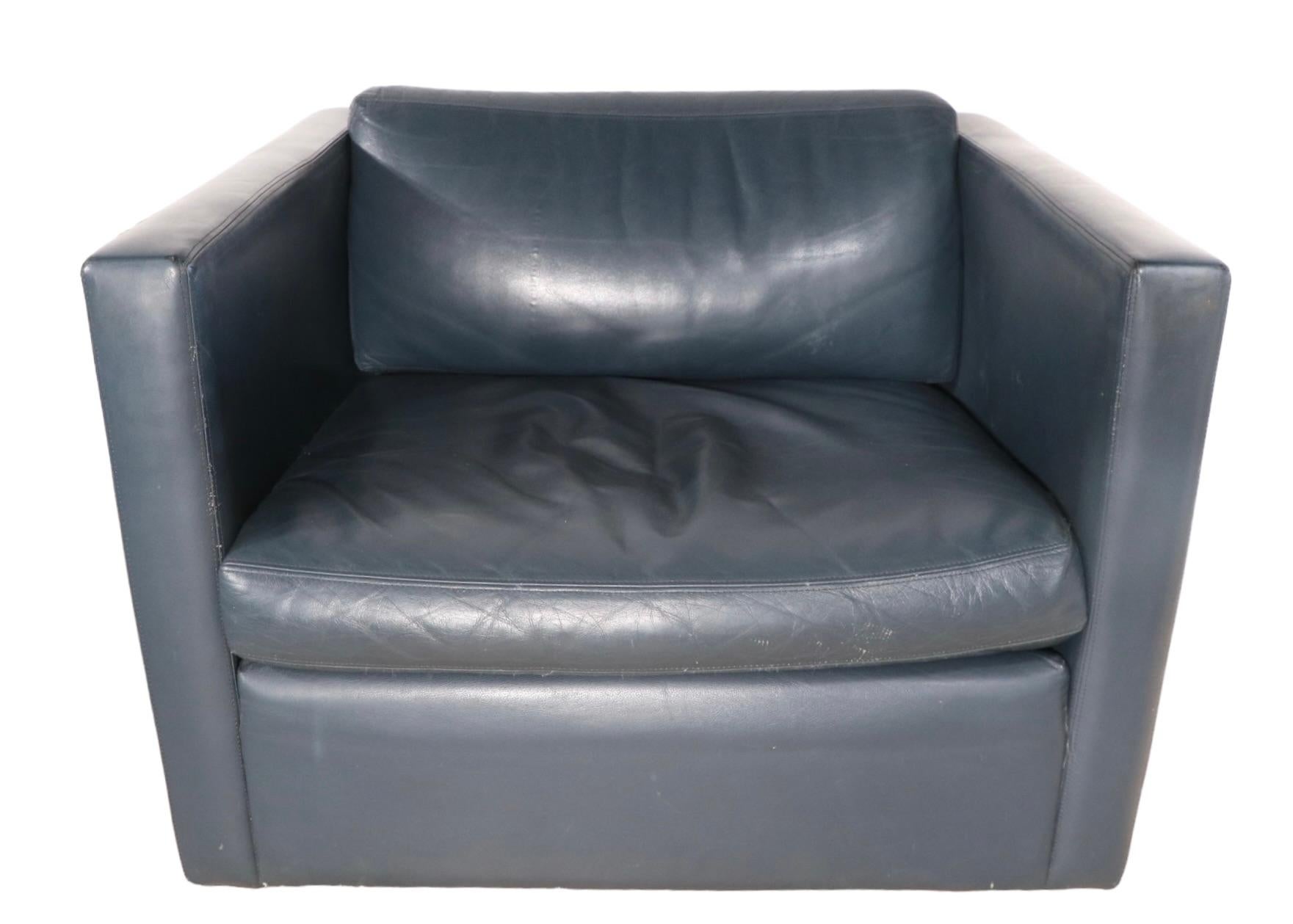 Paire de fauteuils club en cuir conçus par Charles Pfister pour Knoll. Exécuté en cuir bleu grisâtre, d'un ton proche du bleu ardoise. Les chaises sont de couleur assortie, elles apparaissent différentes sur les photos en raison d'un éclairage