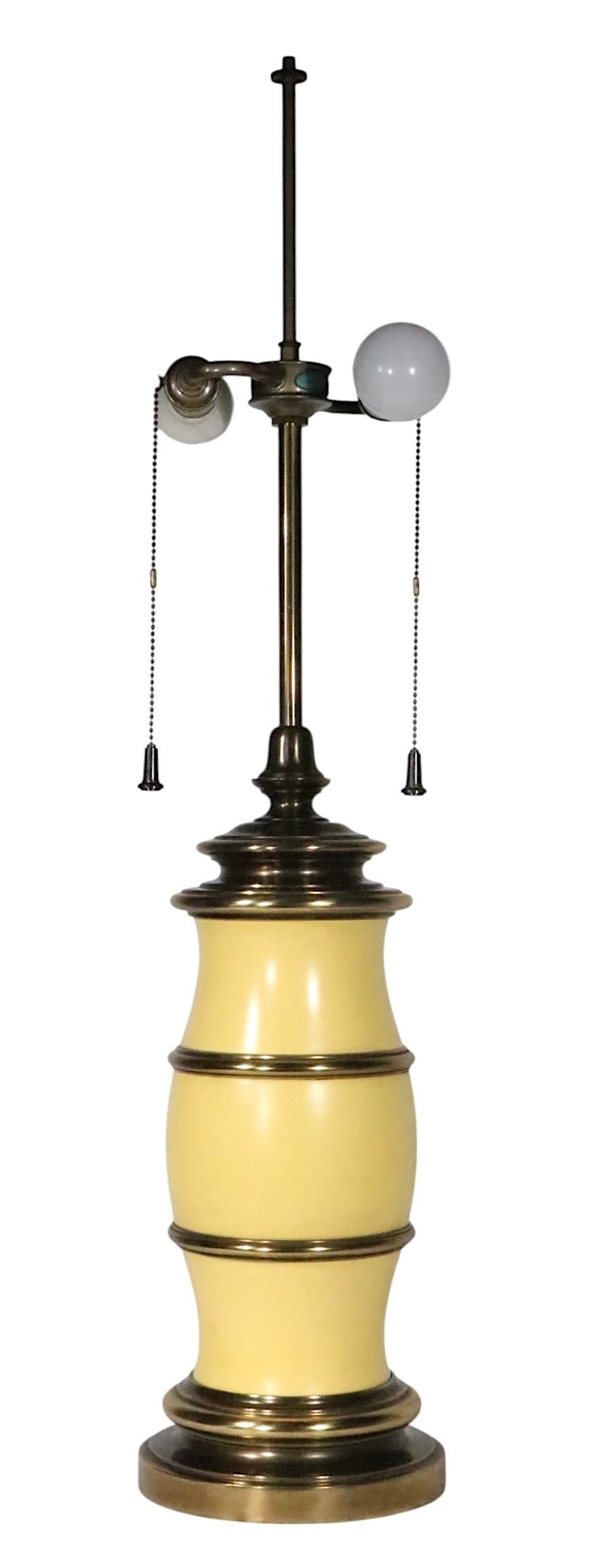 Außergewöhnliche Paar dekorative faux Bambus-Stil Tischlampen von der  renommierten Lampenhersteller Stiffel. Diese Lampen haben einen segmentierten Körper mit gelben Bändern, die durch messingfarbene Ringe voneinander getrennt sind. Der Sockel und