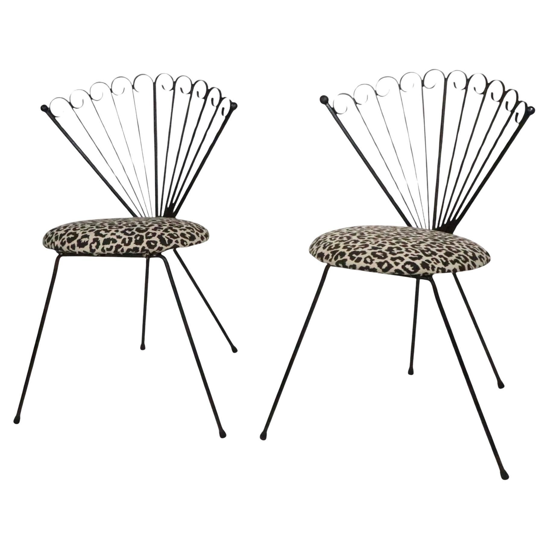 Exceptionnelle paire de chaises d'appoint en fer forgé à dossier en éventail, attribuée à Arthur Umanoff pour Boyer Scott, faisant partie de la très recherchée série Granada, vers les années 1960. Les chaises sont dotées d'une structure  Les cadres