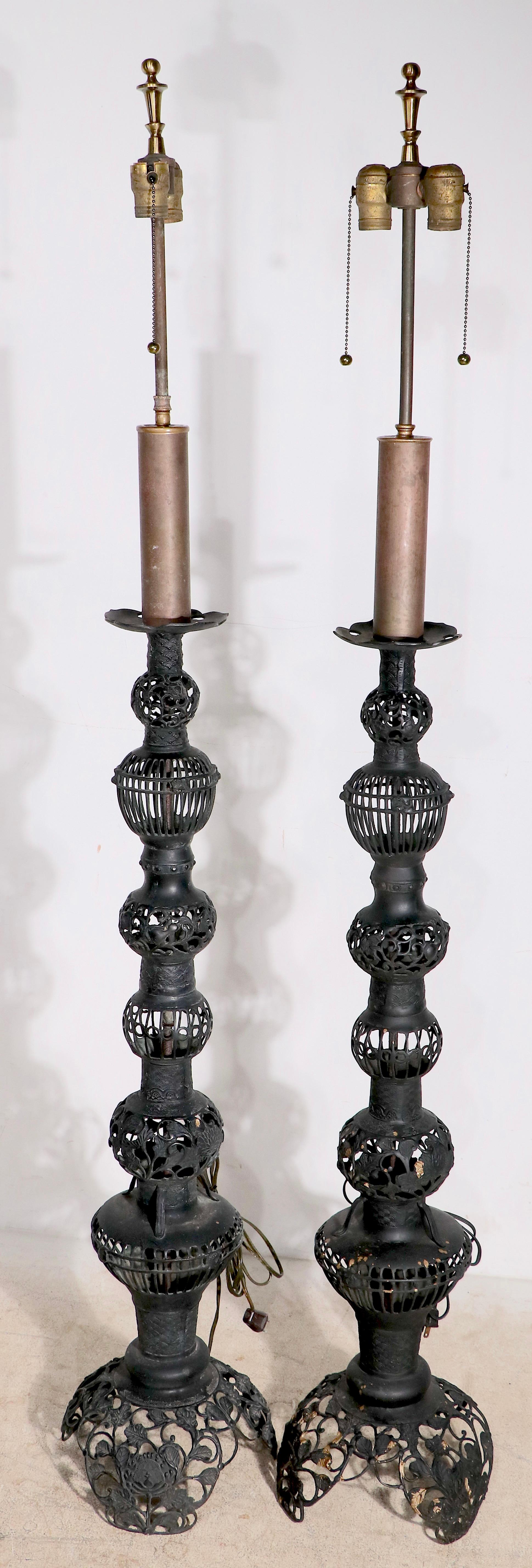 Pr. Dekorative Vintage-Stehlampe aus durchbrochenem Metall, hergestellt in Indien, ca. 1970er Jahre (Hollywood Regency) im Angebot