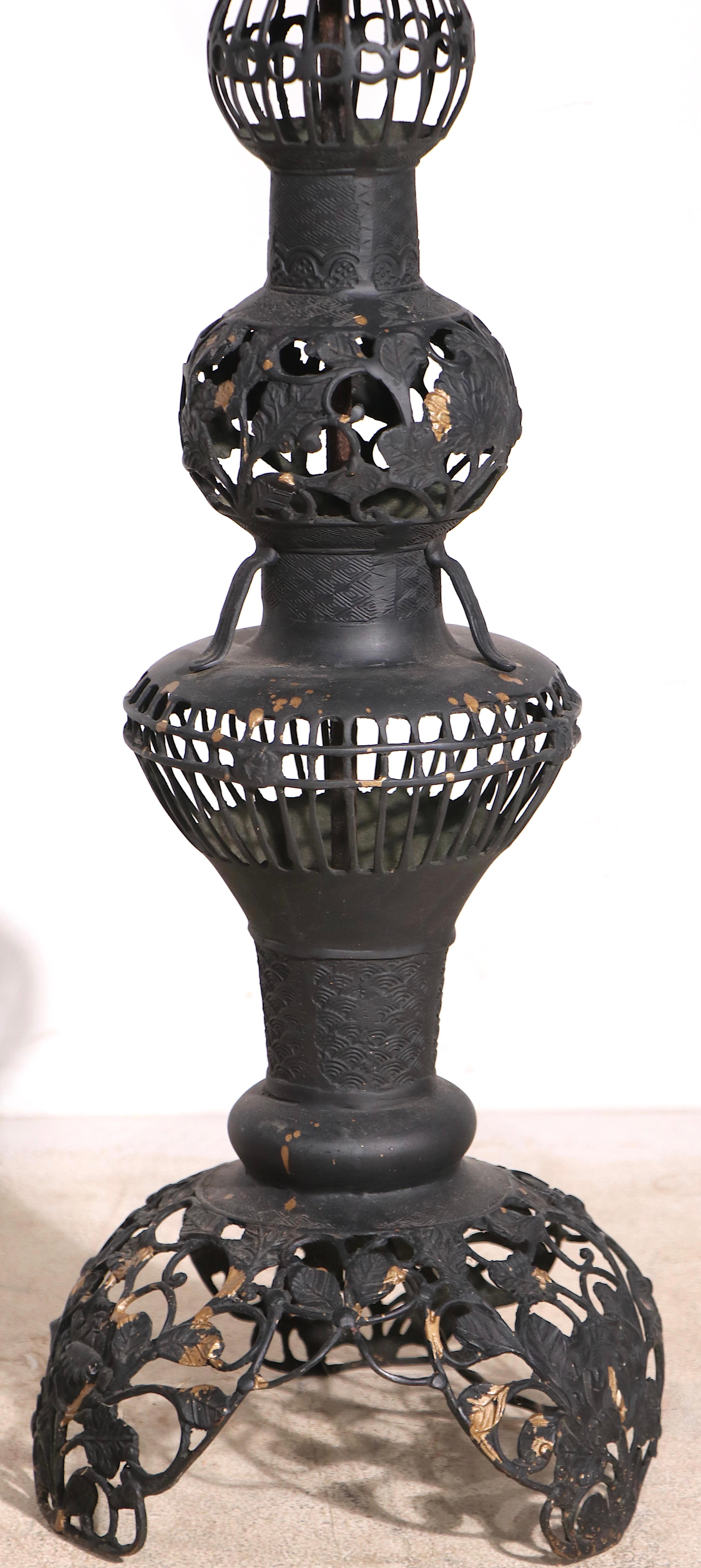 Pr. Dekorative Vintage-Stehlampe aus durchbrochenem Metall, hergestellt in Indien, ca. 1970er Jahre (Indisch) im Angebot