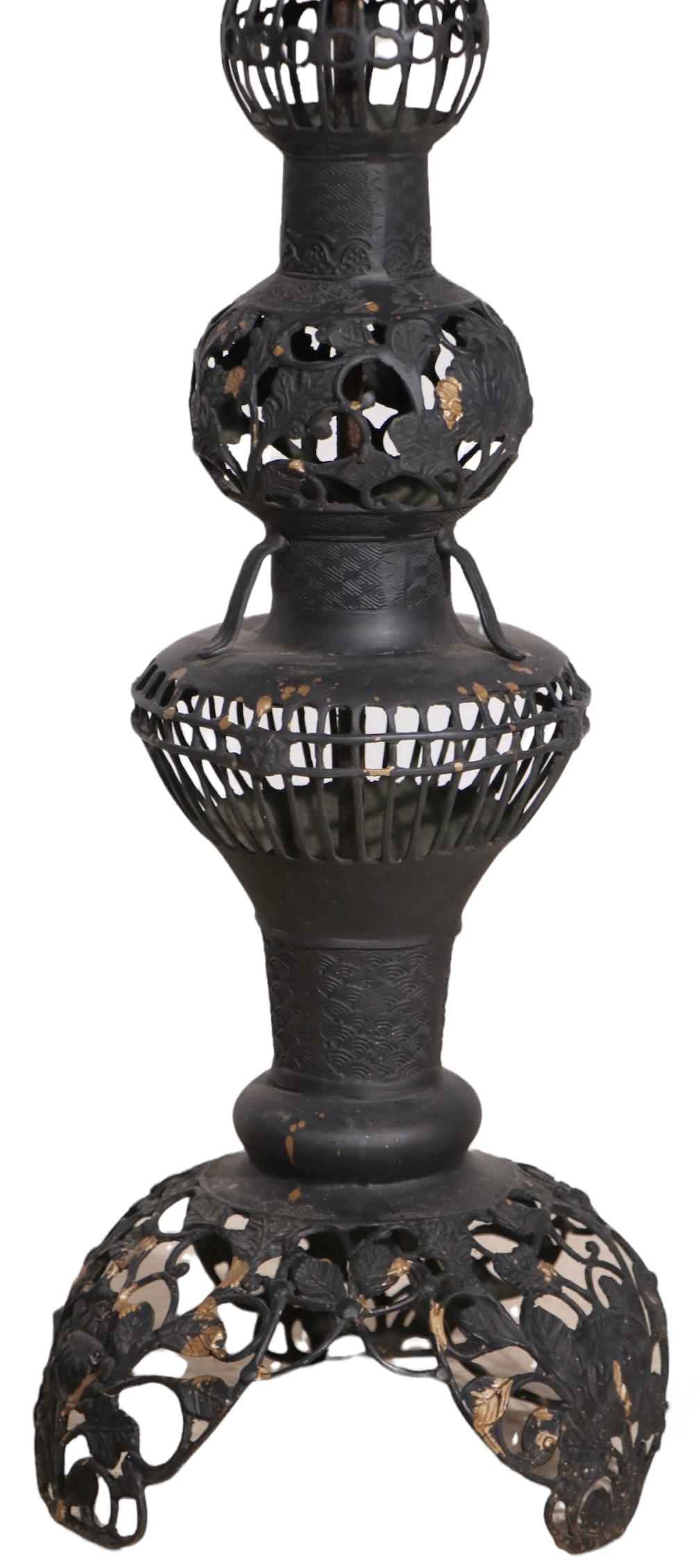 Pr. Dekorative Vintage-Stehlampe aus durchbrochenem Metall, hergestellt in Indien, ca. 1970er Jahre im Angebot 1