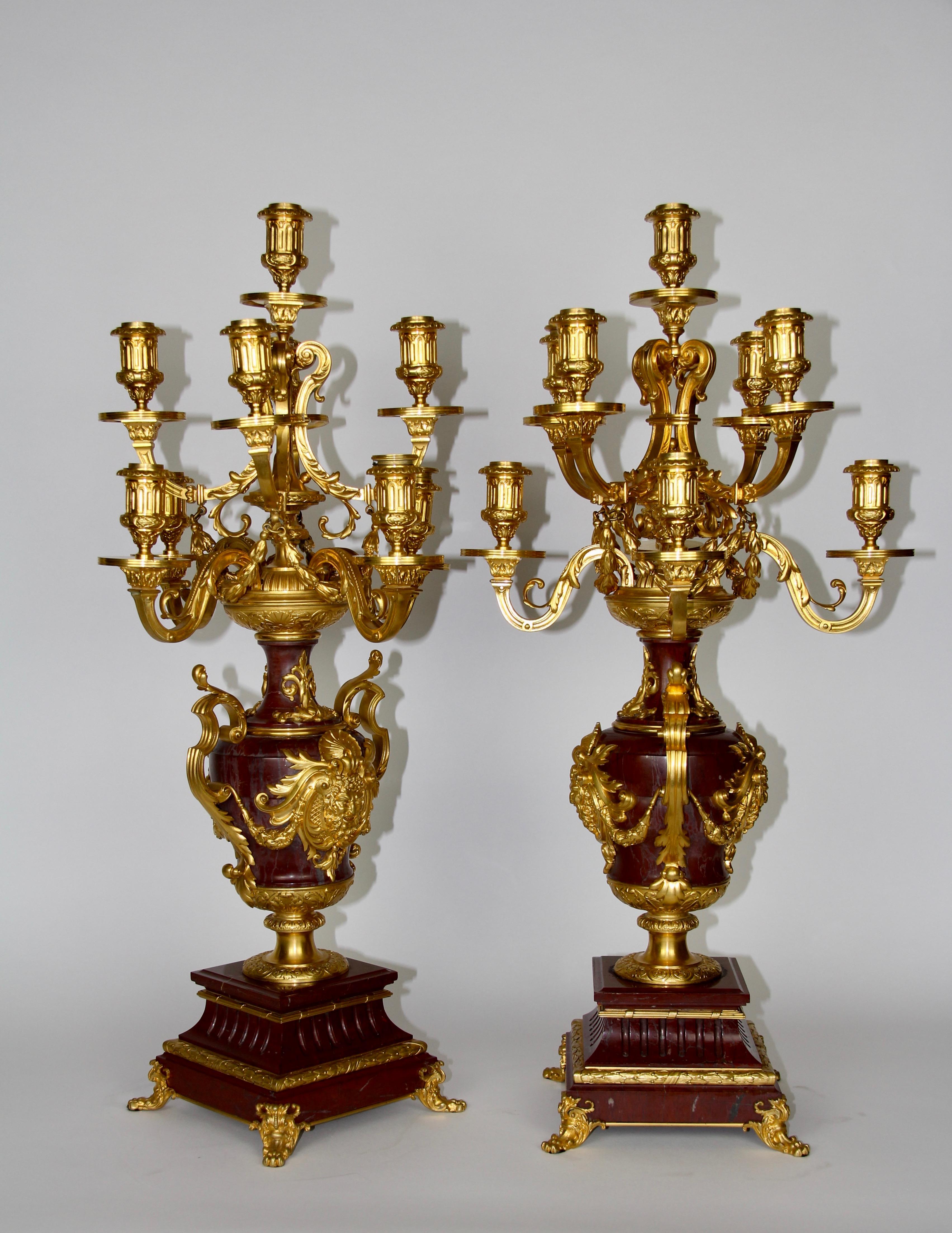 Paar 9-armige Kandelaber aus Doré-Bronze und rotem Marmor, signiert von Barbedienne (Louis XVI.) im Angebot