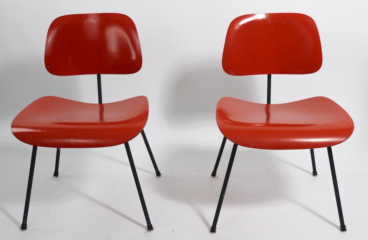 Mid-Century Modern Pair of Eames DCM Herman Miller Dining Chairs For Sale