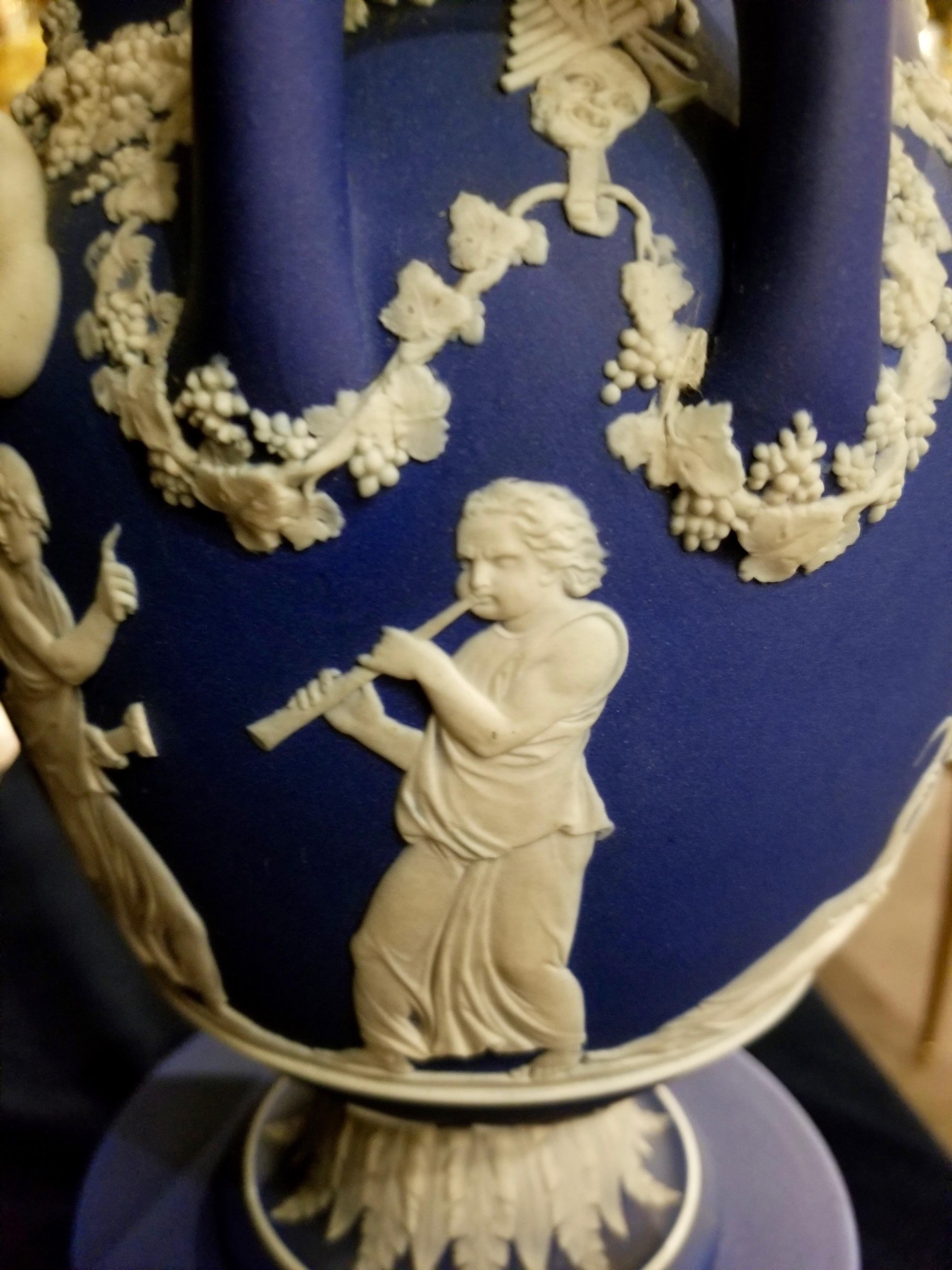 Englische blaue Wedgwood-Vasen aus Jaspisholz mit neoklassizistischen Themen auf Sockeln, Paar im Angebot 4