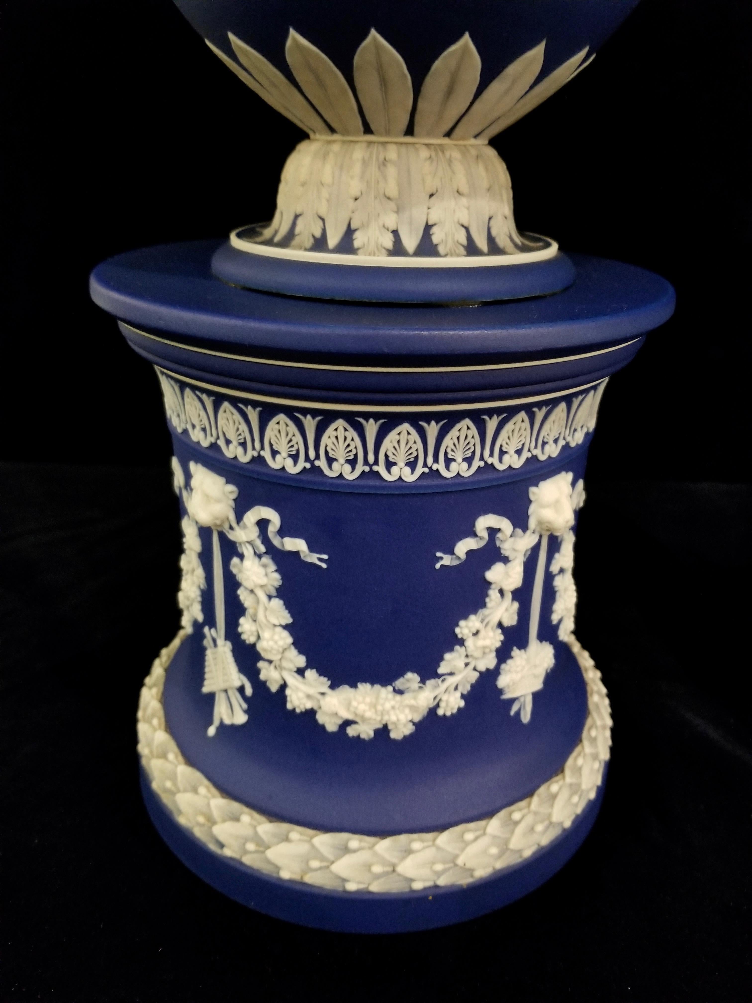Englische blaue Wedgwood-Vasen aus Jaspisholz mit neoklassizistischen Themen auf Sockeln, Paar im Angebot 8