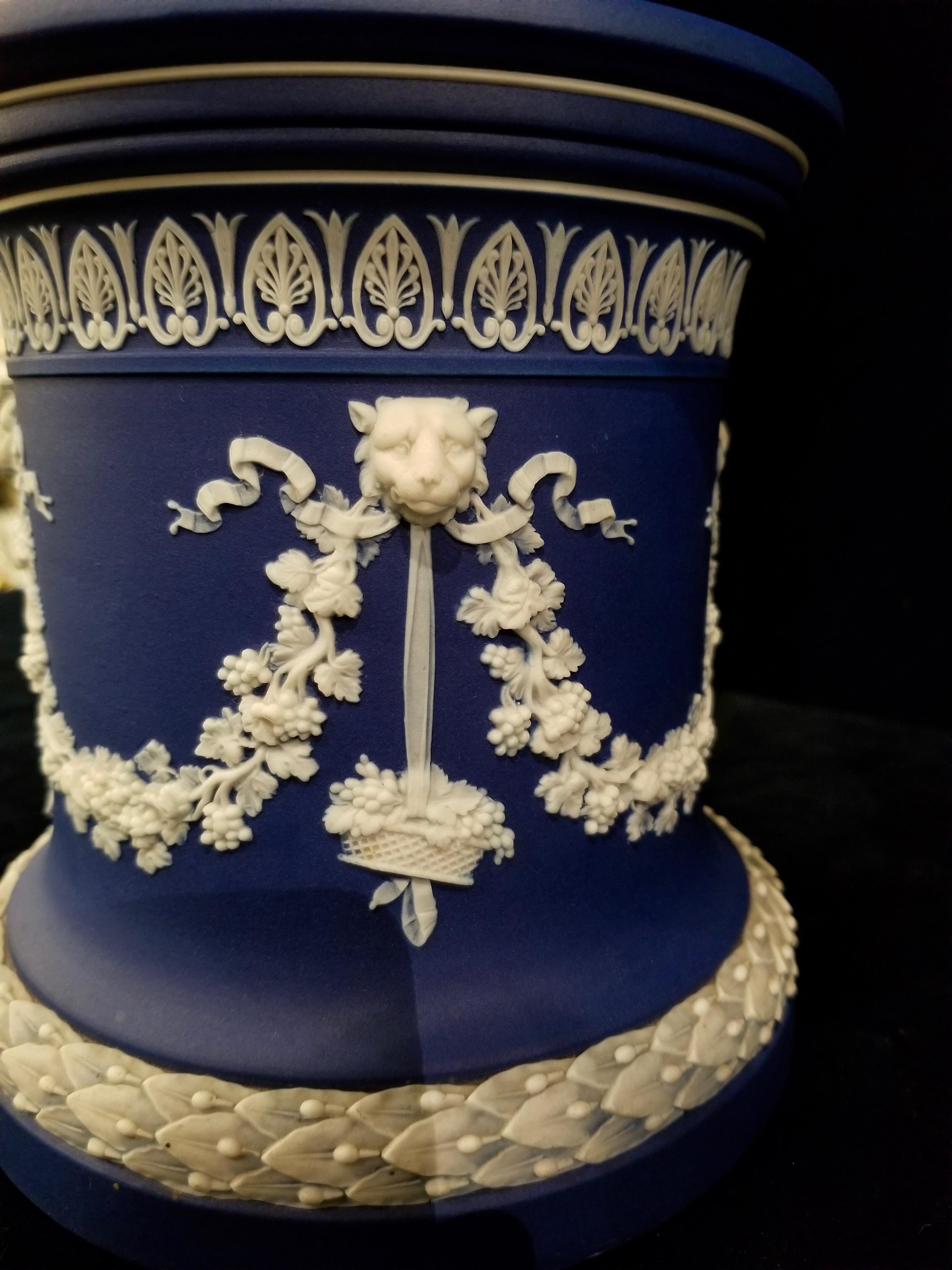 Englische blaue Wedgwood-Vasen aus Jaspisholz mit neoklassizistischen Themen auf Sockeln, Paar im Angebot 9