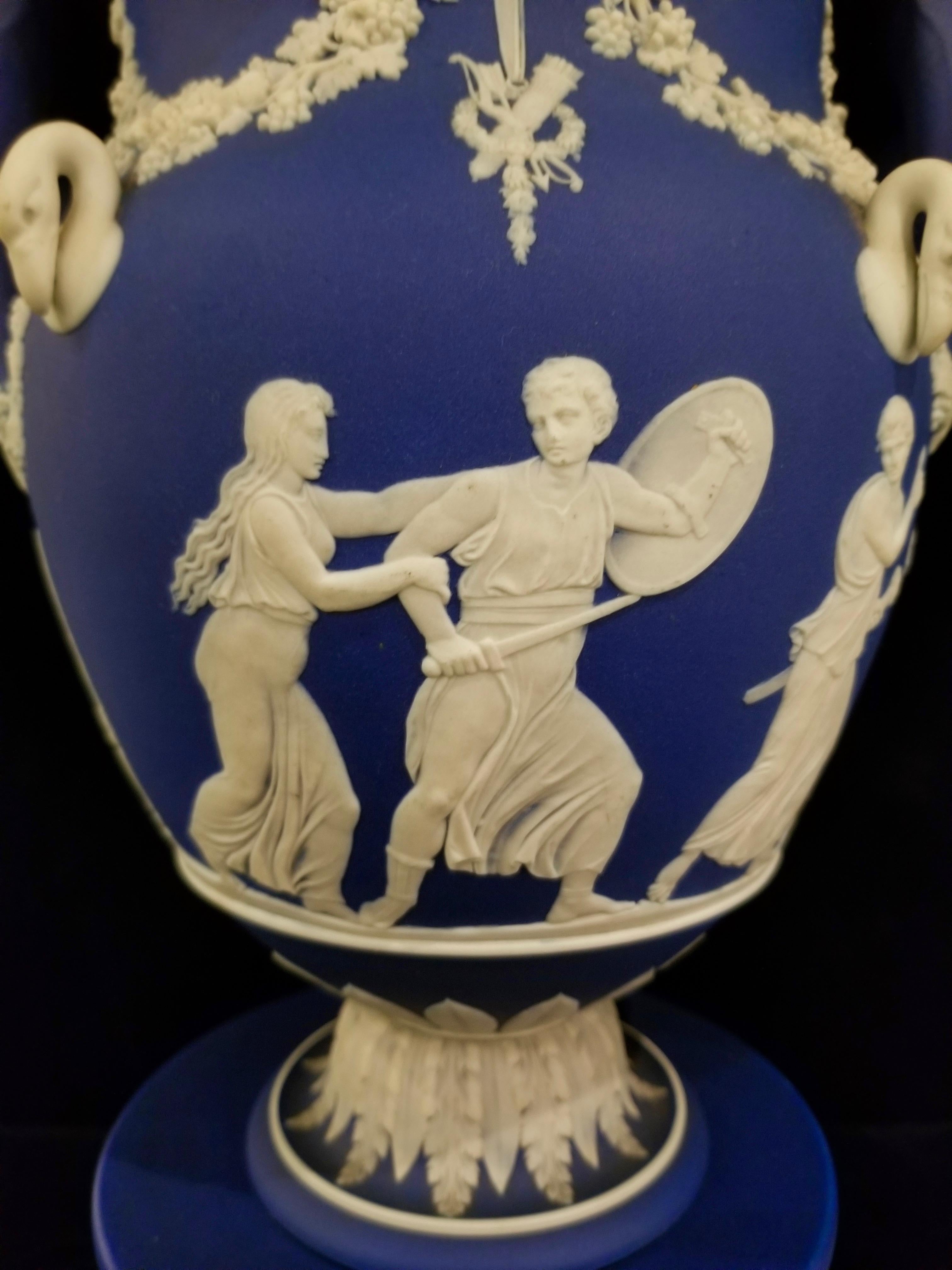 Englische blaue Wedgwood-Vasen aus Jaspisholz mit neoklassizistischen Themen auf Sockeln, Paar (Handgeschnitzt) im Angebot