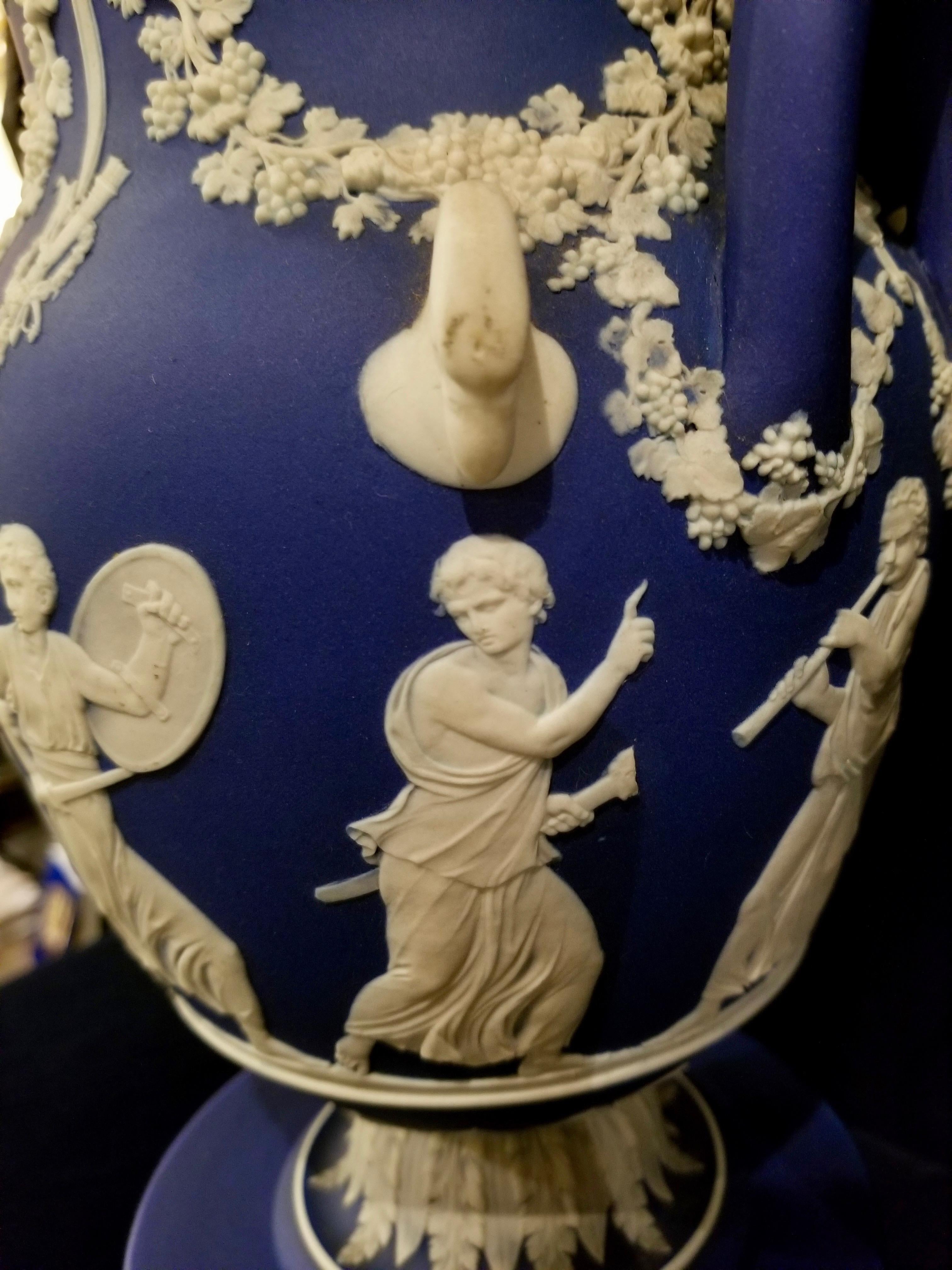 Englische blaue Wedgwood-Vasen aus Jaspisholz mit neoklassizistischen Themen auf Sockeln, Paar im Zustand „Gut“ im Angebot in New York, NY