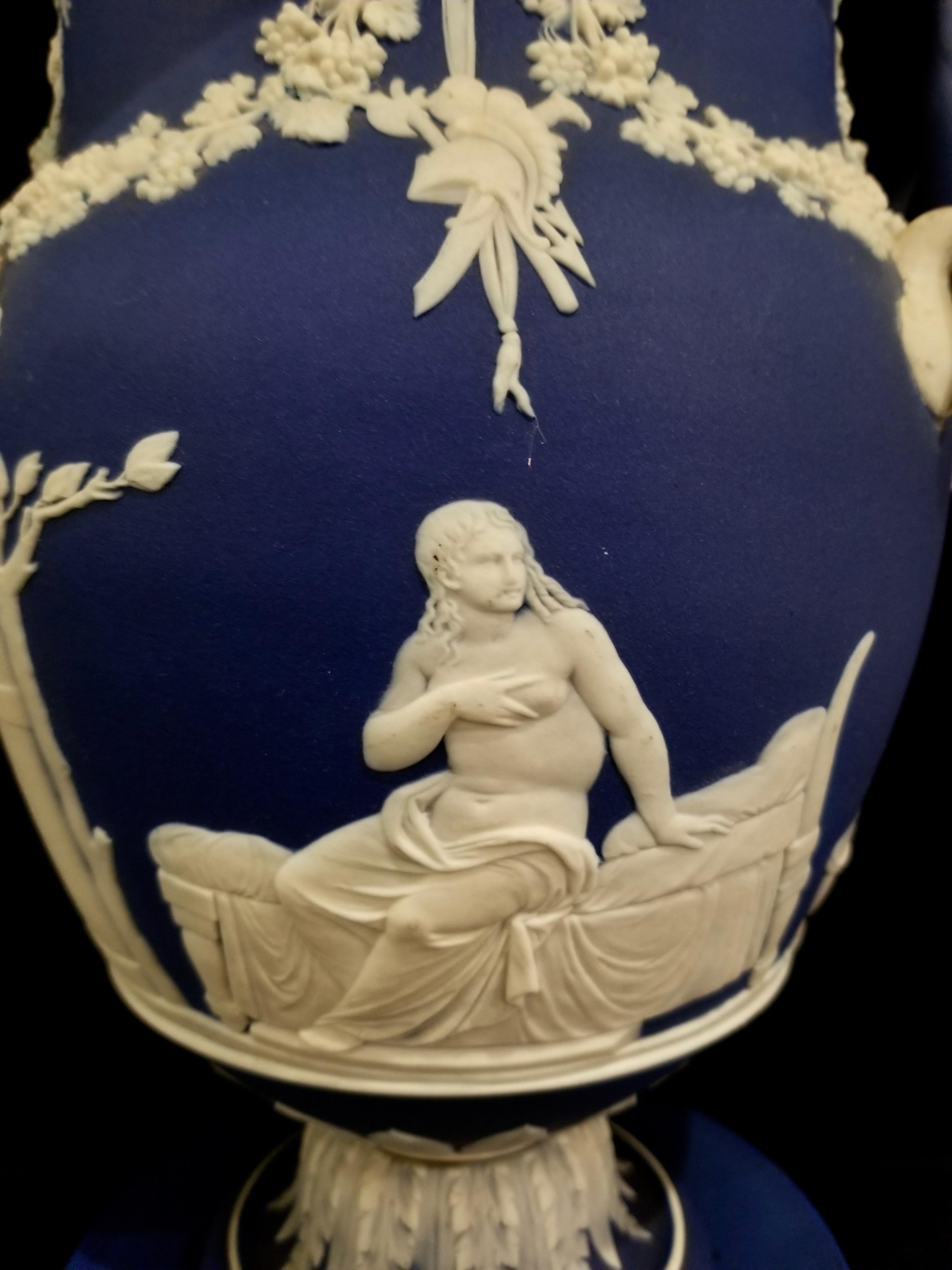 Englische blaue Wedgwood-Vasen aus Jaspisholz mit neoklassizistischen Themen auf Sockeln, Paar im Angebot 1