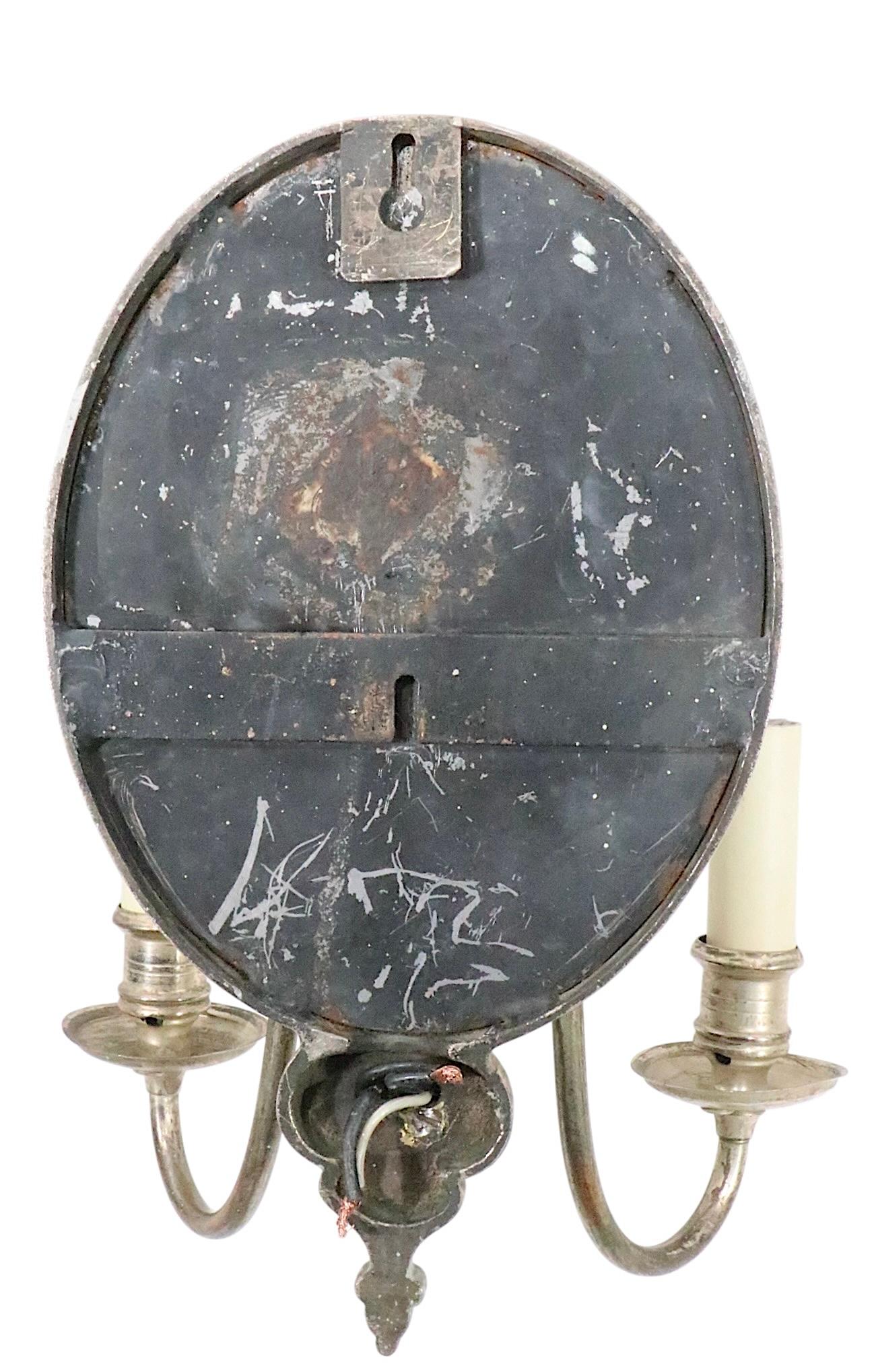 Eccezionale coppia antica  di placca d'argento, appliques con retro a specchio, appliques con braccio a candela in stile medaglione. Le appliques presentano uno schienale ovale a specchio, con una figura femminile incisa, vestita con un abito