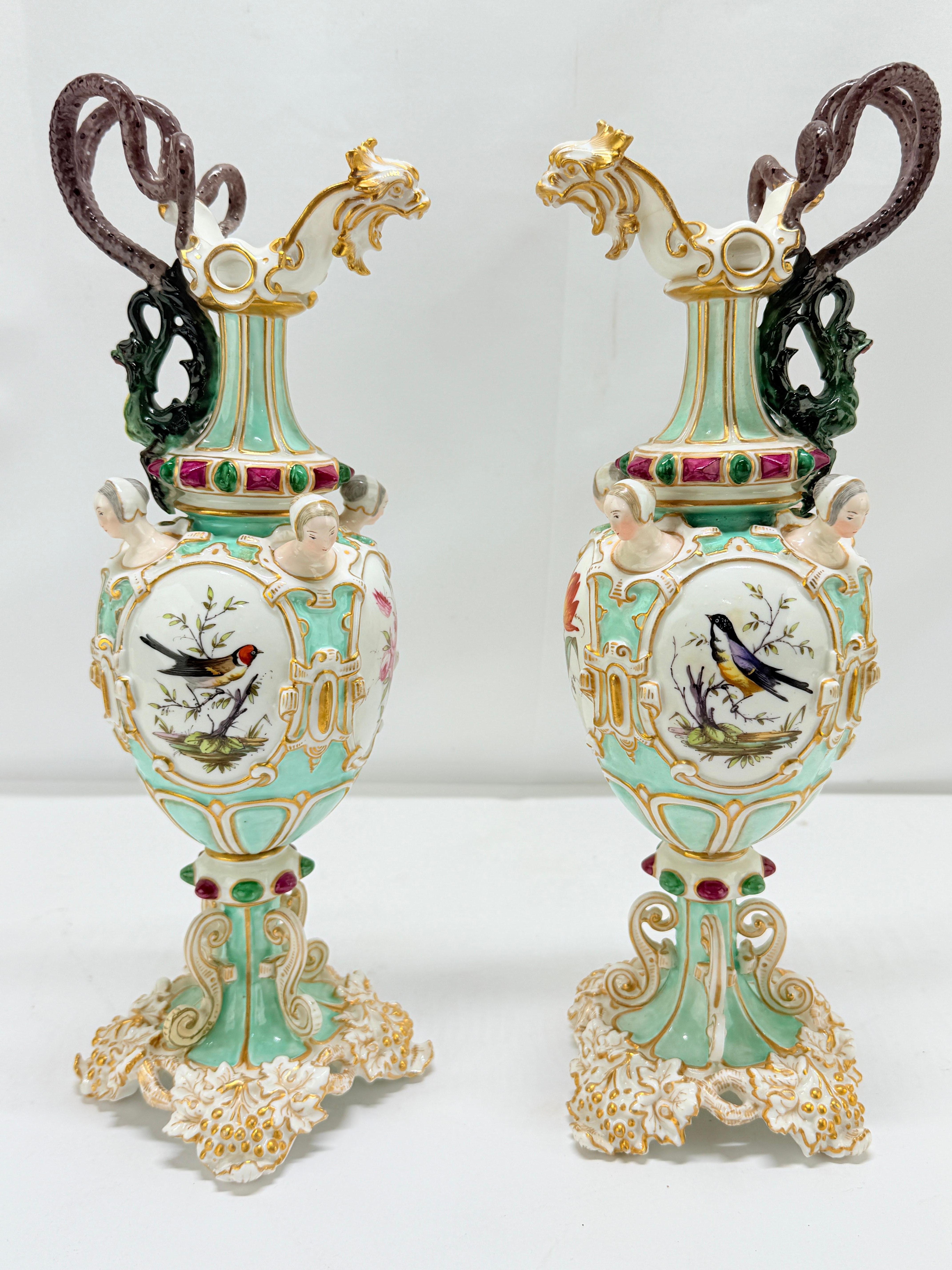 Rarísima y excepcionalmente elaborada pareja de aguamaniles de porcelana de Meissen, de mediados del siglo XIX, ejecutados en un estilo del Renacimiento Rococó ricamente escultórico, cada uno de ellos marcado por debajo con las espadas cruzadas en